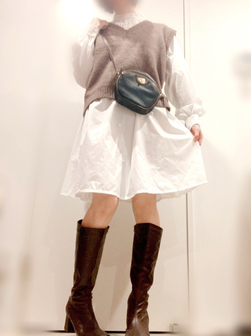 「大人ガーリー、キレイめ、ロングブーツ、シャツワンピ、ベスト、ワンピース、ブーツ、デート、休日コーデ」｜「She's Closetのバック リボン ショート丈 Vネック ニットベスト 袖なし レディース（ベスト、ブラウン系）」を使った、nomnomさん（レディース・160cm）の春コーディネートの1枚目の写真