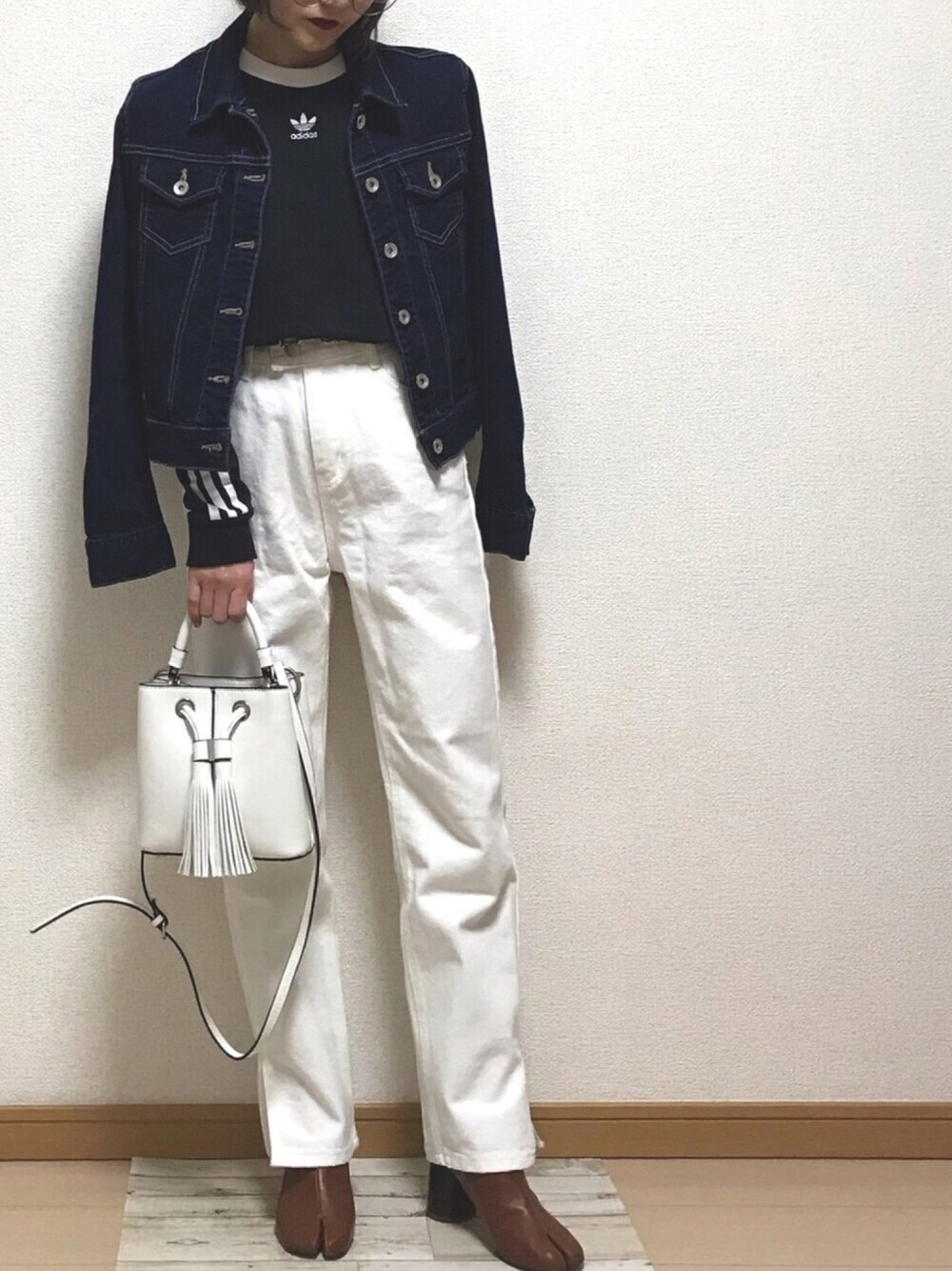 ホワイト系のその他パンツ、ブラウン系のブーツ、ブルー系のデニムジャケットを着用したレディースの春コーディネートの1枚目の写真