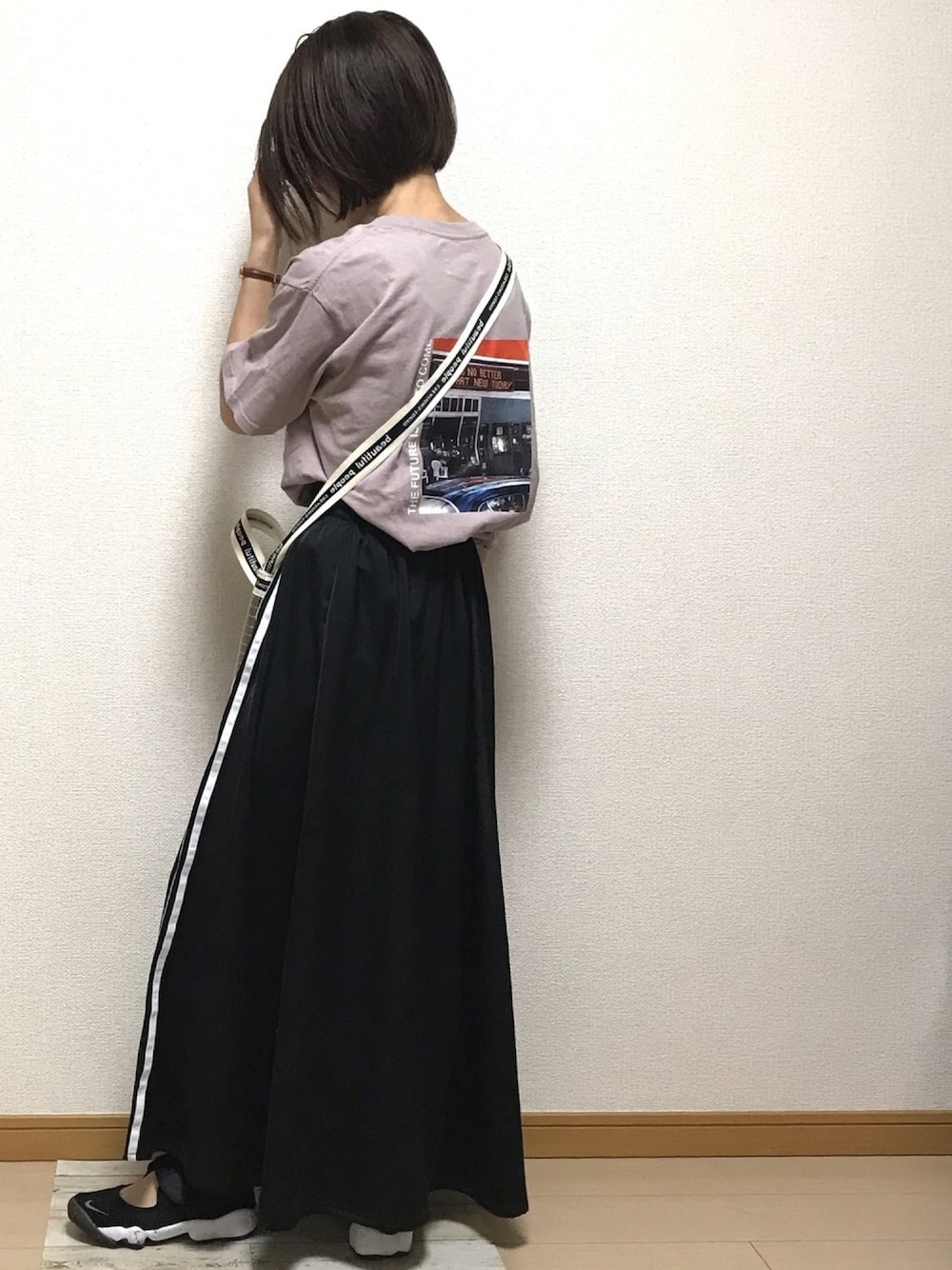 「カジュアル、夏だ！Tシャツ着よう！、ラフスタイル、低身長、今日のコーデ、低身長コーデ、くすみカラー、スポーツサンダル、ショルダーバッグ、スカート」｜「adidasのロング サテン スカート [LONG SATIN SKIRT] アディダスオリジナルス（スカート、ブラック系）」を使った、MINさん（レディース・150cm）の夏コーディネートの1枚目の写真
