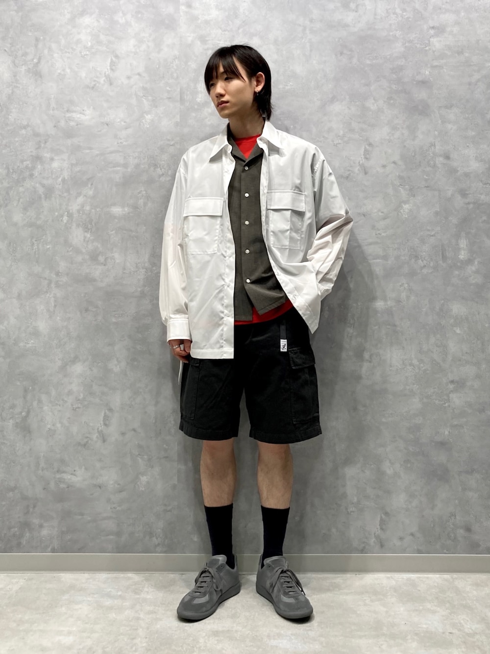「アダムエロペ(ADAM ET ROPE')、COMOLI、グラミチ、Maison Margiela、ALLEGE、ビタミンカラー、カーゴショーツ、グレー、フォローミー、オープンカラーシャツ」｜「ALLEGEのアイテム（シャツ/ブラウス、ホワイト系）」を使った、kodai kanomataさん（メンズ・172cm）の春コーディネートの1枚目の写真