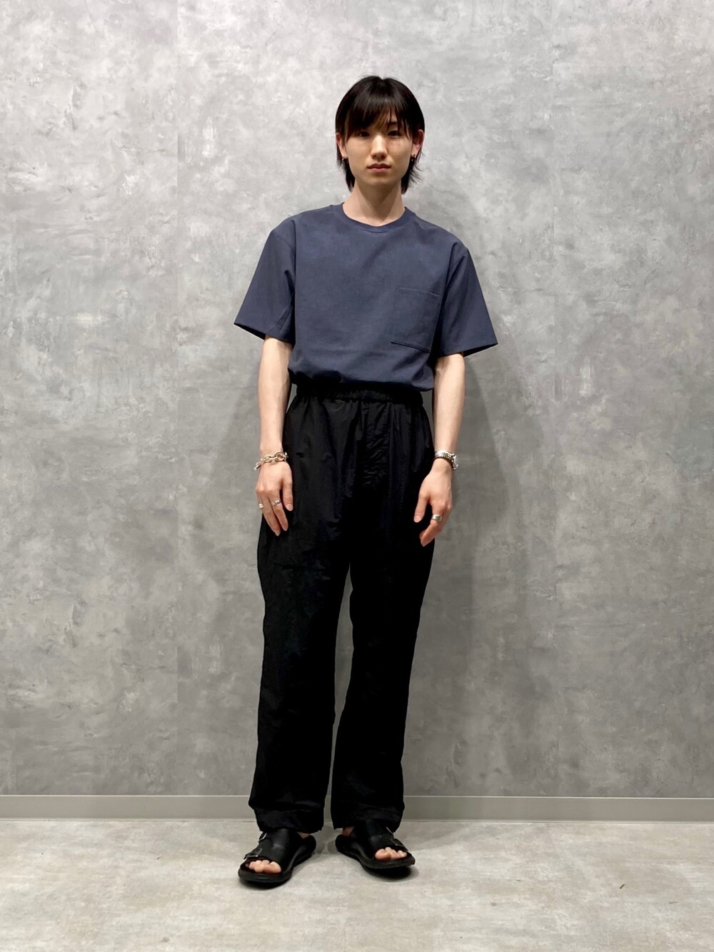 「Adam et Rope'、ALLEGE、タックイン、ナイロンパンツ、レザーサンダル、春夏コーデ、リラックススタイル、サンダル、Tシャツ、黒」｜「ADAM ET ROPE'の【Quickdry】接触冷感オーバーサイズTシャツ/吸水速乾/伸縮性/イージーケア（Tシャツ/カットソー、ブルー系）」を使った、kodai kanomataさん（メンズ・172cm）の春コーディネートの1枚目の写真