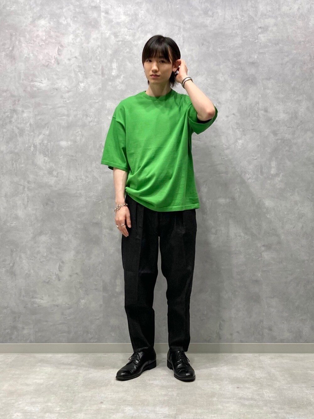「デニム、グリーン、デニムパンツ、革靴、緑、アダムエロペ(ADAM ET ROPE')、シンプルコーデ、春夏コーデ、夏コーデ、ニットTシャツ」｜「ADAM ET ROPE'のドライタッチコットン エレガントニットT（Tシャツ/カットソー、グリーン系）」を使った、kodai kanomataさん（メンズ・172cm）の夏コーディネートの1枚目の写真