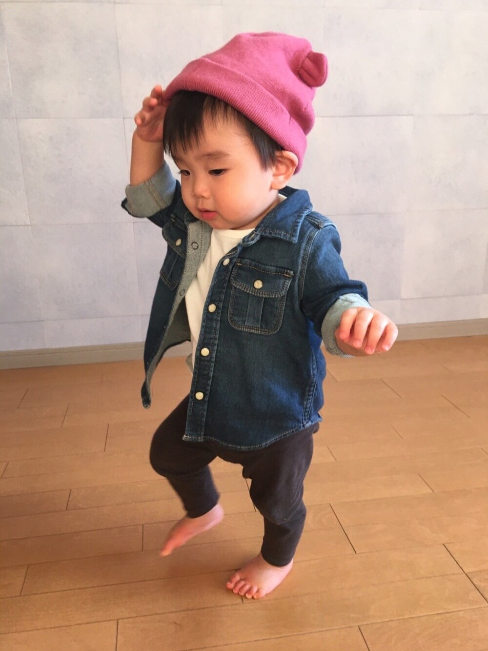 「ピンク×ネイビー、デニムシャツ、ピンクニット帽、ニット帽、耳付き帽子、カジュアル、おとこのこ」｜「babyGAPのアイテム（シャツ/ブラウス、ブルー系）」を使った、soootaさん（キッズ・80cm）の冬コーディネートの1枚目の写真