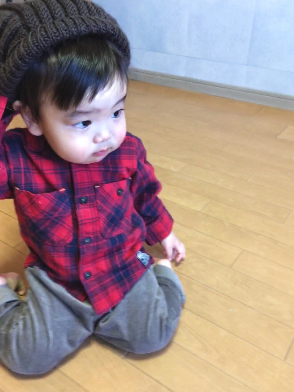 「秋冬コーデ、赤チェック、コーデュロイパンツ、チェックシャツ、ベレー帽、キッズコーデ、おとこのこ」｜「ZARA babyのアイテム（パンツ、グレー系）」を使った、soootaさん（キッズ・80cm）の冬コーディネートの1枚目の写真