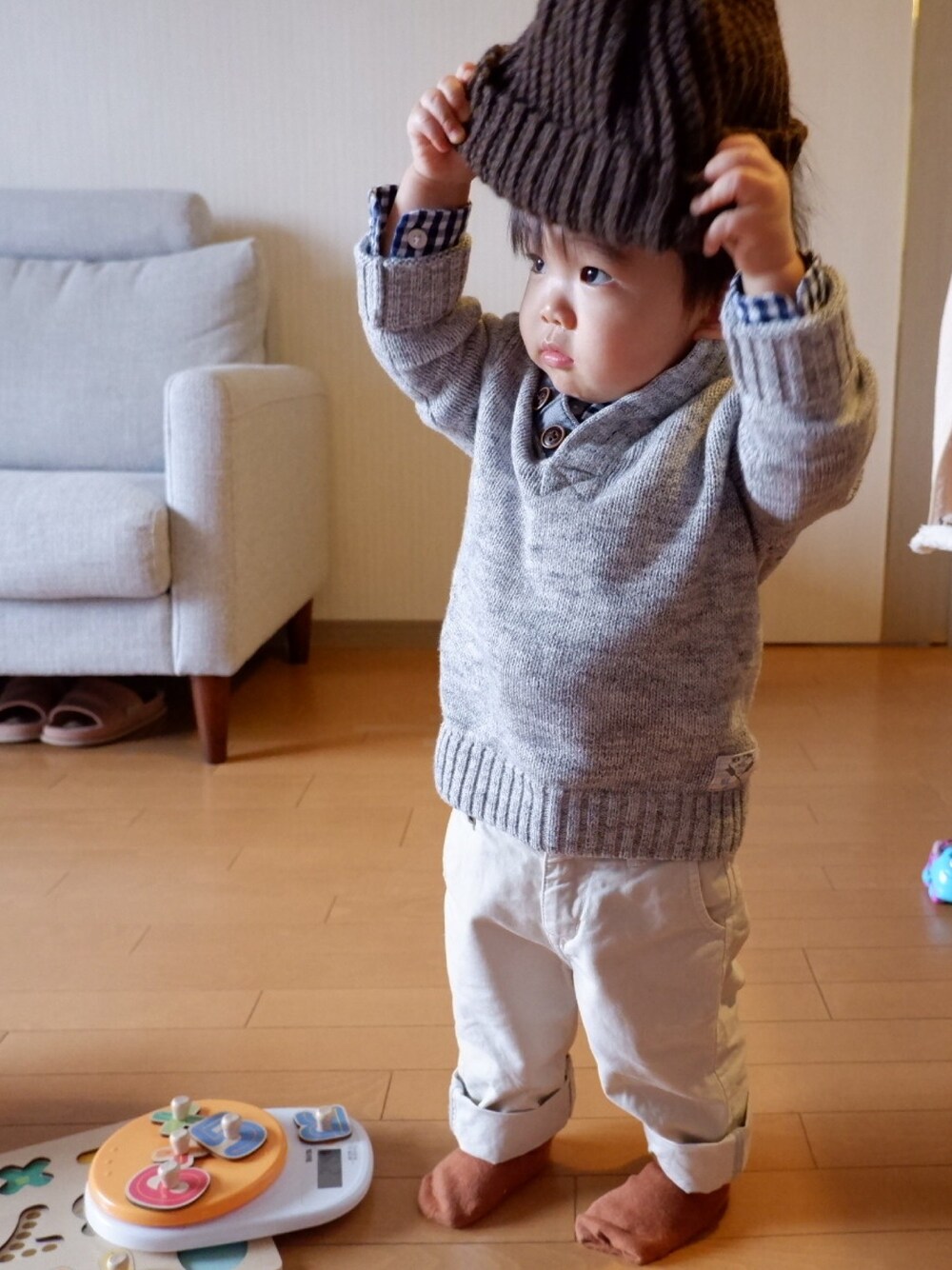 「白パンツ、チェックシャツ、ニット×シャツ、ニット帽、カジュアルコーデ、キッズコーデ」｜「H&MのH&M - 襟付きセーター - グレー（ニット/セーター、グレー系）」を使った、soootaさん（キッズ・80cm）の冬コーディネートの1枚目の写真