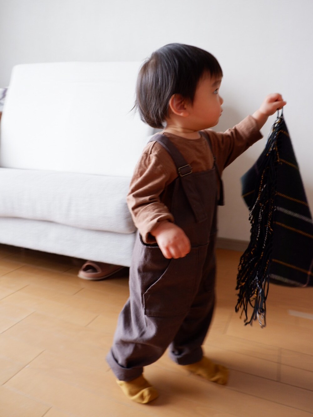 「オーバーオール、ブラウンコーデ、チェックストール、おとこのこ、ハンドメイド」｜「Handmadeのアイテム（サロペット/オーバーオール、グレー系）」を使った、soootaさん（キッズ・80cm）の冬コーディネートの1枚目の写真