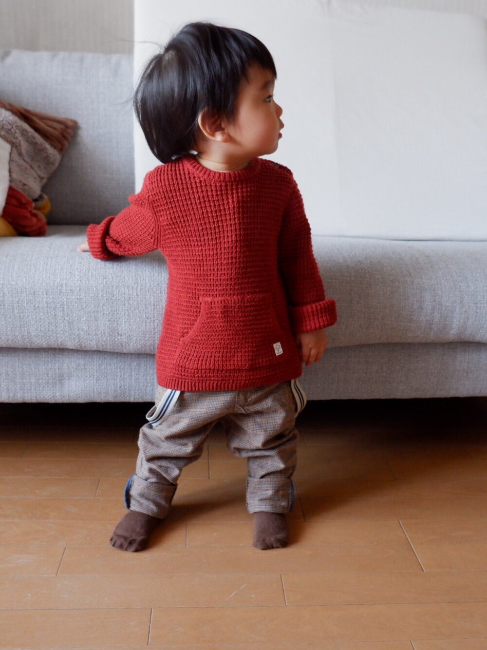 「チョコ色に染まれ、赤ニット、サスペンダーパンツ、ブラウン×レッド、男の子コーデ」｜「ZARA BABYのアイテム（ニット/セーター、レッド系）」を使った、soootaさん（キッズ・80cm）の冬コーディネートの1枚目の写真
