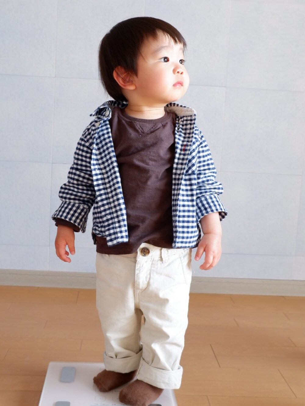 「チェックシャツ、ホワイトパンツ、カジュアルコーデ、ブラウン」｜「ZARA BABYのアイテム（Tシャツ/カットソー、ブラウン系）」を使った、soootaさん（キッズ・80cm）の春コーディネートの1枚目の写真