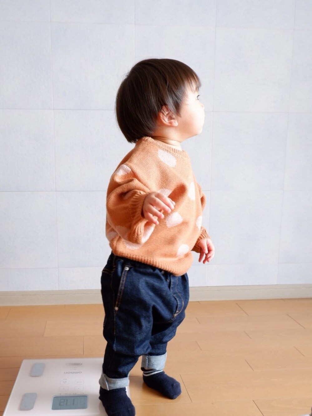 「ドット、デニム、フィス、キッズコーデ、男の子」｜「A BONDの【おうちで洗えるニット】ドットセーター（kids/XS～LL）（ニット/セーター、ブラウン系）」を使った、soootaさん（キッズ・80cm）の春コーディネートの1枚目の写真