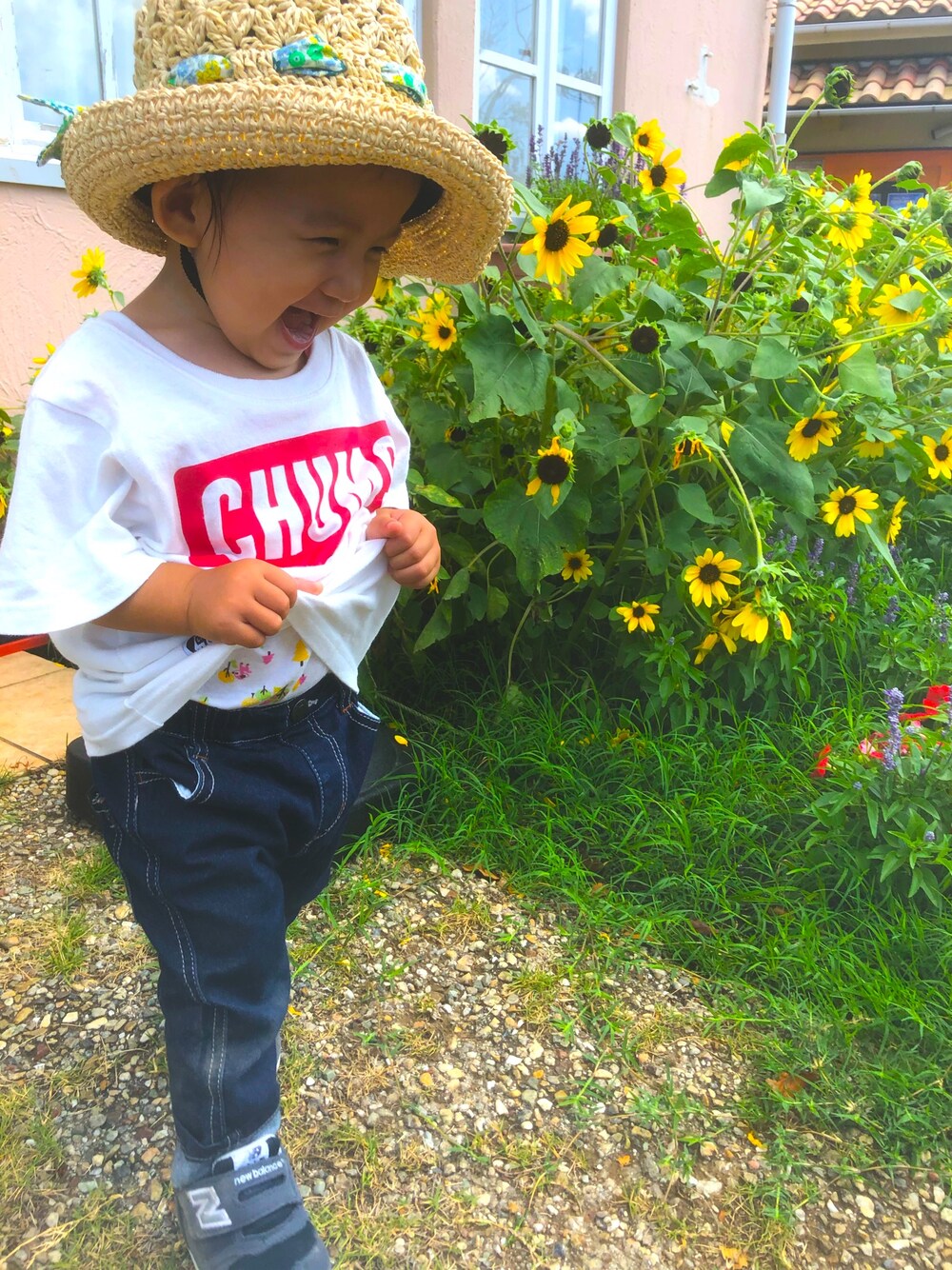「スニーカー」｜「CHUMSの【WEB限定】CHUMS/チャムス　KIDS OLD BOOBY T-SHIRTS/オールドブービーTシャツ(キッズ)（Tシャツ/カットソー、ホワイト系）」を使った、tomoyuki0717さん（メンズ・100cm）の秋コーディネートの1枚目の写真