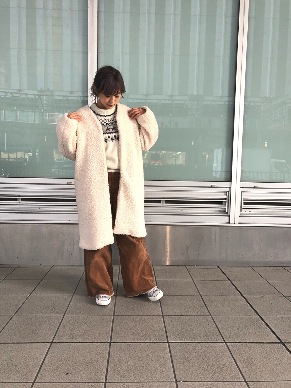 「冬コーデ、ニット、スニーカー、もこもこ、ブラウン、ボアコート、コーデュロイパンツ、converse、CONVERSE TOKYO、ノルディック柄」｜「CONVERSE TOKYOのCONVERSE TOKYO/コンバーストウキョウ エコボアコート（ノーカラージャケット、ホワイト系）」を使った、RISAさん（レディース・158cm）の冬コーディネートの1枚目の写真