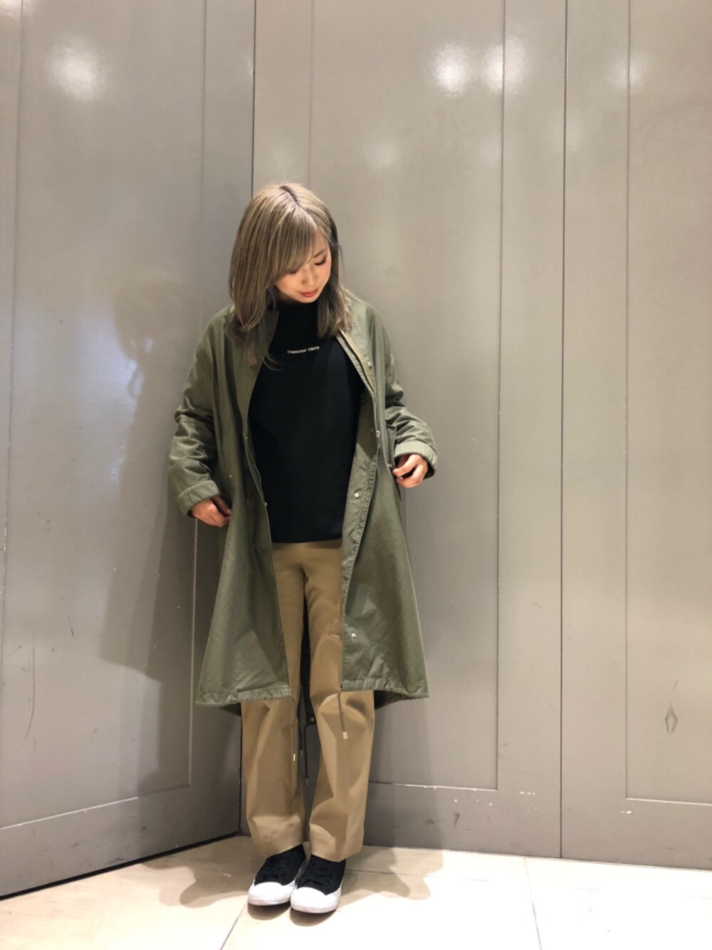 「シンプルコーデ、CONVERSE TOKYO、コンバーストウキョウ、黒、あったかコーデ、ブラック、スウェット、チノパン、オーバーサイズ、モッズコート」｜「CONVERSE TOKYOのCONVERSE TOKYO/コンバーストウキョウ ハイウエストチノ（チノパンツ、ベージュ系）」を使った、RISAさん（レディース・158cm）の冬コーディネートの1枚目の写真