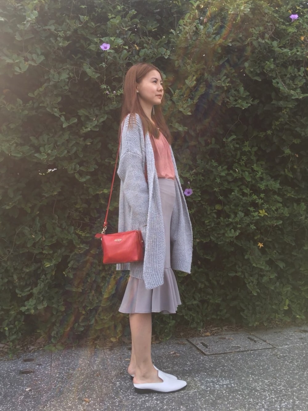 「birthday、ootd、offshoulder」｜「Guessのアイテム（メッセンジャーバッグ、レッド系）」を使った、Moni ◡̈さん（レディース・155cm）の秋コーディネートの1枚目の写真