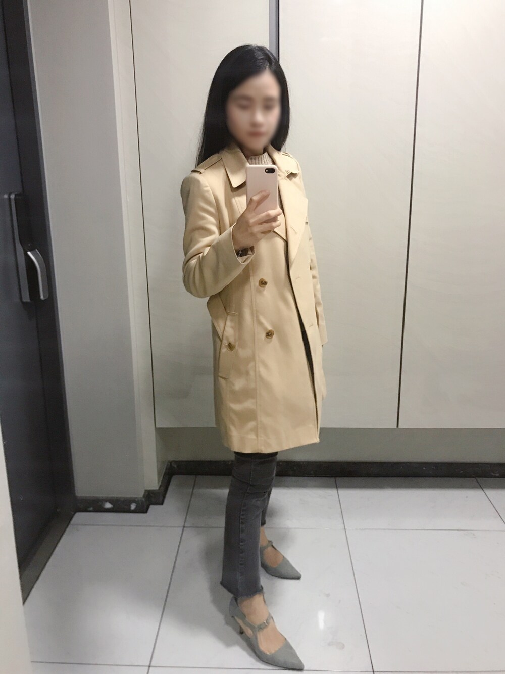 ブラック系のデニムパンツ、グリーン系のドレスシューズ、ベージュ系のトレンチコートを着用したレディースの秋コーディネートの1枚目の写真