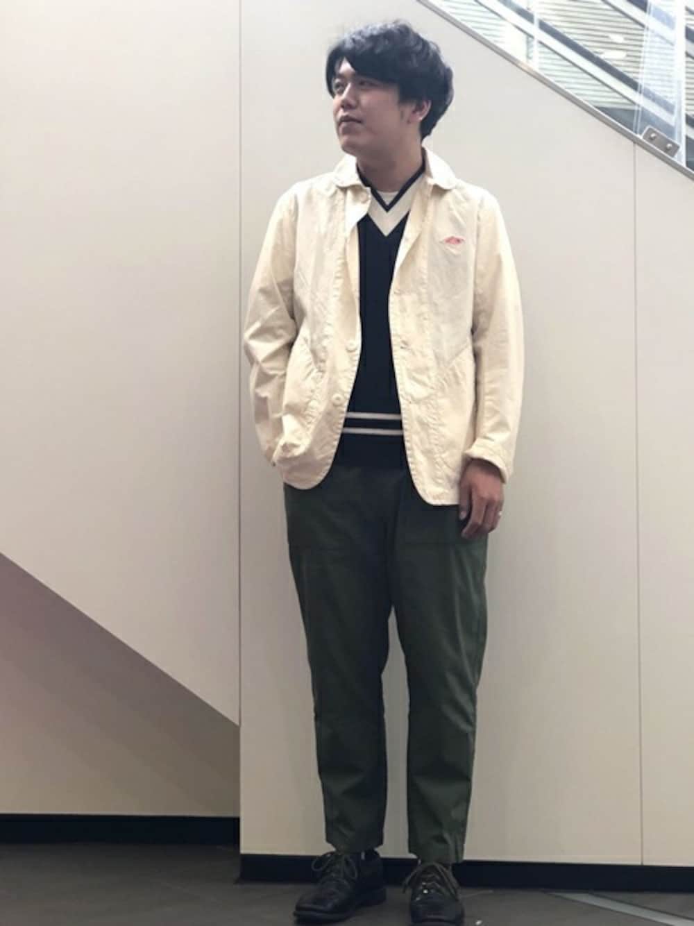 「ベイカーパンツ、ワークジャケット、春コーデ、白ジャケット、メンズコーデ、チルデンベスト、SHIPS any、シップスエニィ」｜「SHIPS anyのSHIPS any: イージー ベイカーパンツ  セットアップ（その他パンツ、グリーン系）」を使った、酒井さん（メンズ・174cm）の春コーディネートの1枚目の写真