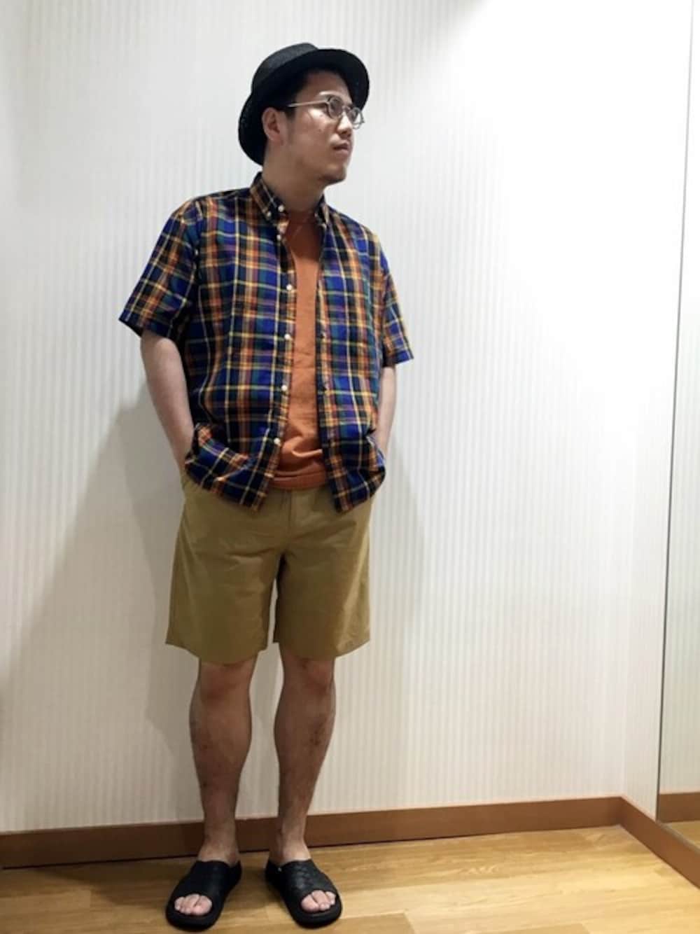 「チェックシャツ、シップス、SHIPS、夏コーデ、夏にピッタリ、涼しくなれ、SHIPS any、シップスエニィ、ナイロン生地、べたつかないパンツ」｜「SHIPS anyのSHIPS any: マドラスチェック ボタンダウン 半袖シャツ（シャツ/ブラウス、オレンジ系）」を使った、酒井さん（メンズ・174cm）の夏コーディネートの1枚目の写真