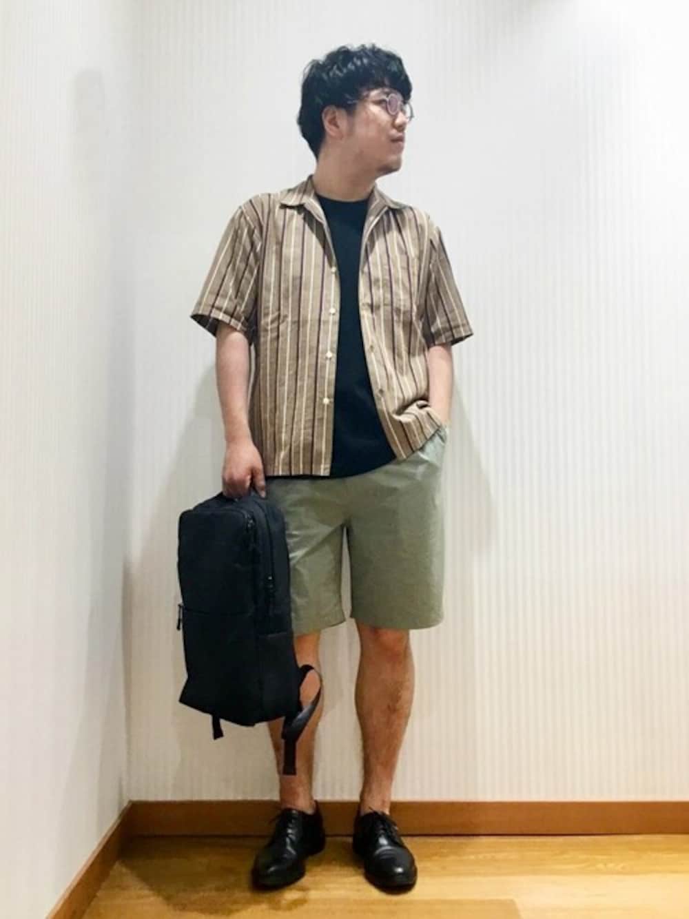 「シップス、SHIPS、ストライプシャツ、爽やか、夏コーデ、SHIPS any、シップスエニィ、夏のシャツコーデ、ベーシックショーツ、カッコイイシャツコーデ」｜「SHIPS anyのSHIPS any: ワイドストライプ オープンカラー 半袖シャツ（シャツ/ブラウス、イエロー系）」を使った、酒井さん（メンズ・174cm）の夏コーディネートの1枚目の写真