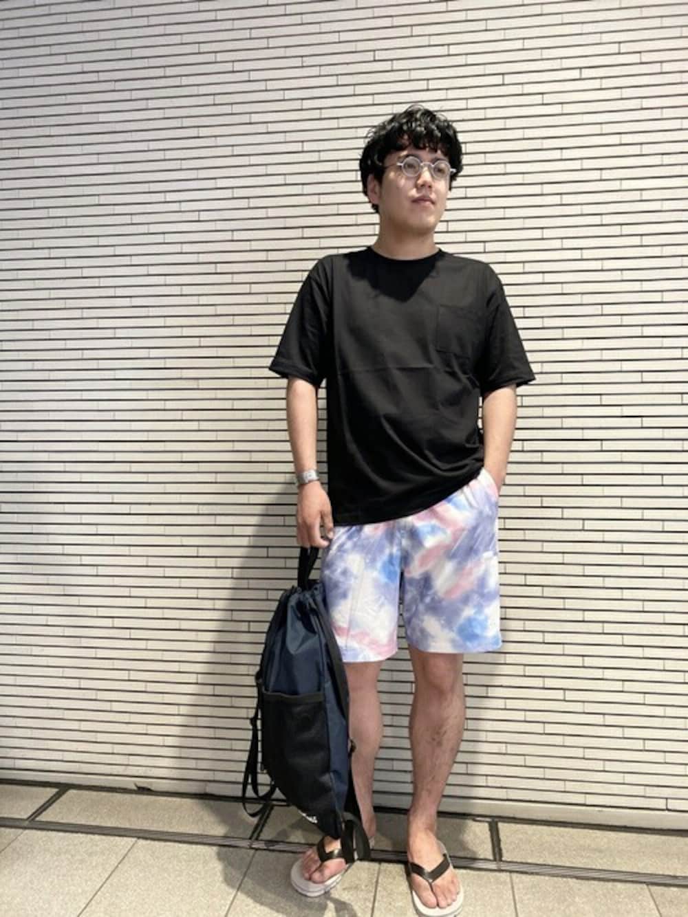 「Tシャツ、SHIPS、WILDTHINGS、サンダル、ショーツ、水着、Ocean pacific、HENRY&HENRY、shipsany、SHIPSany別注」｜「Ocean PacificのSHIPS any×Ocean Pacific: 別注 アクティブ ショーツ（水着、ピンク系）」を使った、酒井さん（メンズ・174cm）の夏コーディネートの1枚目の写真
