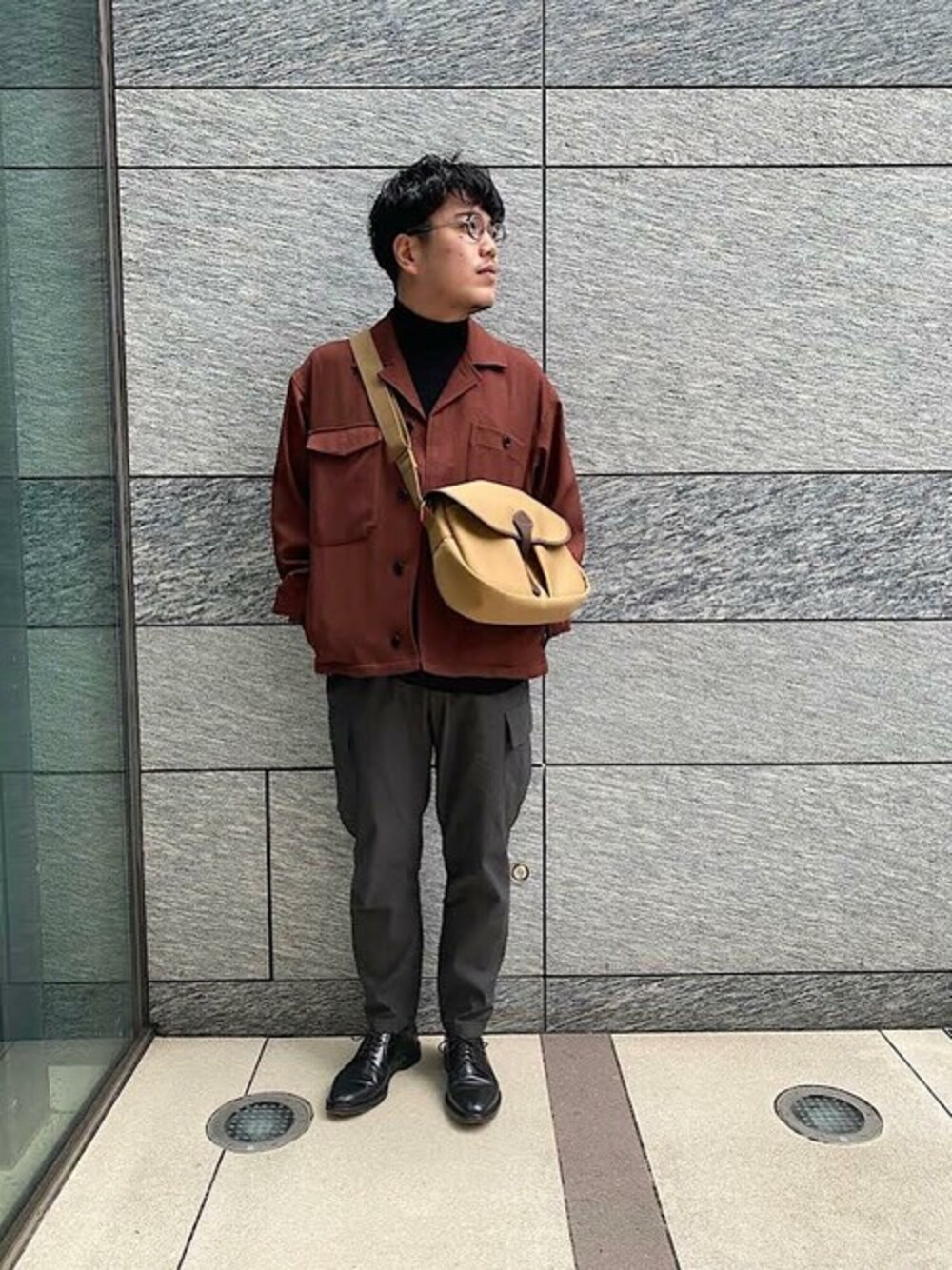 「ブルゾン、パンツ、セーター、ショルダーバッグ、タートルネック、CPOジャケット、SHIPS、gicipi、shipsany、Billingham」｜「SHIPS anyのSHIPS any:  SORONA混 サイド ポケット イージーパンツ◇（その他パンツ、グレー系）」を使った、酒井さん（メンズ・174cm）の秋コーディネートの1枚目の写真