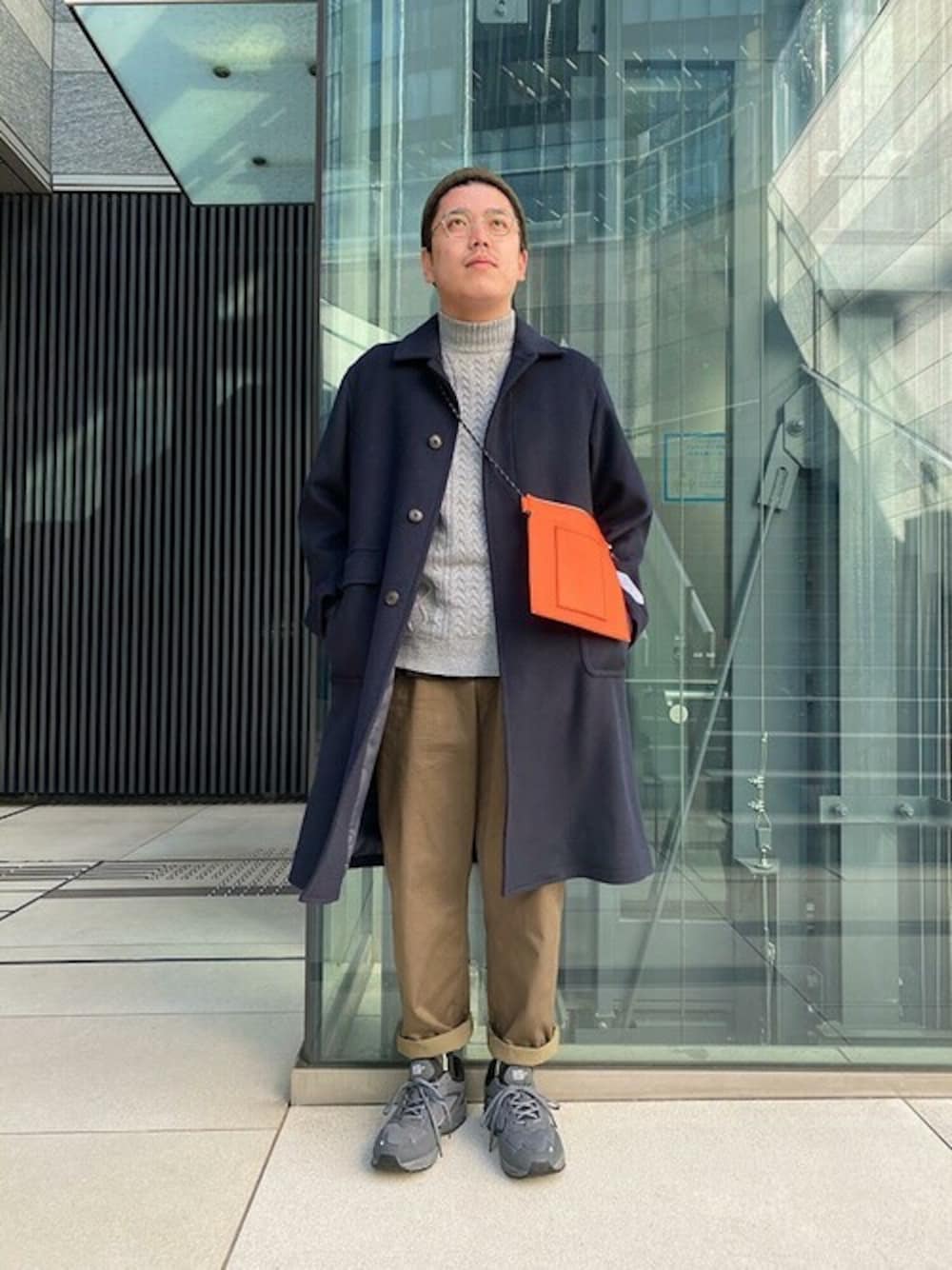 「スニーカー、ショルダーバッグ、オレンジ、メルトンコート、カーキパンツ、Moonstar、ネイビーコート、シェフパンツ、モックネックニット、シップスエニィ」｜「SHIPS anyのSHIPS any: マルチファンクション オールシーズン ワイド/シェフパンツ（その他パンツ、グリーン系）」を使った、酒井さん（メンズ・174cm）の秋コーディネートの1枚目の写真