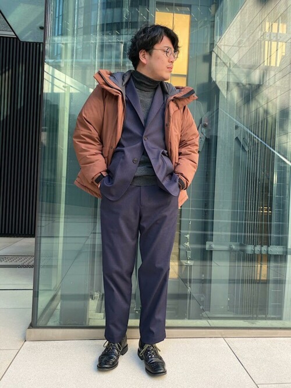 「セットアップ、ダウンジャケット、別注、ワイドパンツ、タートルネックニット、雑誌掲載、ネイビージャケット、ネイビーパンツ、FIRSTDOWN、シップスエニィ」｜「SHIPS anyのSHIPS any: ウールライク SOLOTEX ワイドパンツ セットアップ対応アイテム（その他パンツ、ブルー系）」を使った、酒井さん（メンズ・174cm）の秋コーディネートの1枚目の写真