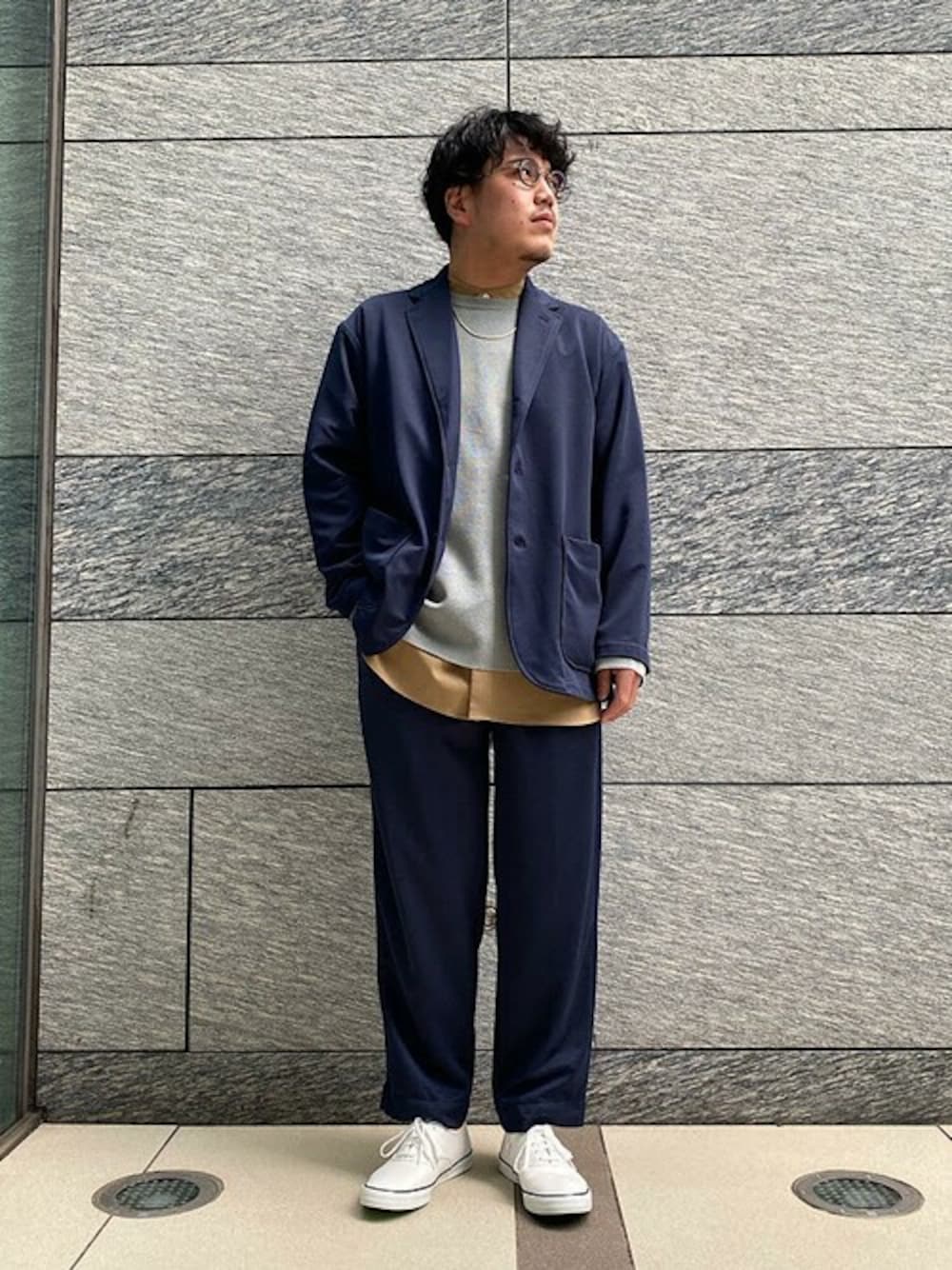 「セットアップ、クルーネックニット、別注、グレーニット、keds、ジャージーパンツ、シルバーネックレス、バンドカラーシャツ、SHIPS any、シップスエニィ」｜「SHIPS anyのSHIPS any: バンドカラー オーバーサイズ ロングスリーブ シャツ◇（シャツ/ブラウス、イエロー系）」を使った、酒井さん（メンズ・174cm）の冬コーディネートの1枚目の写真