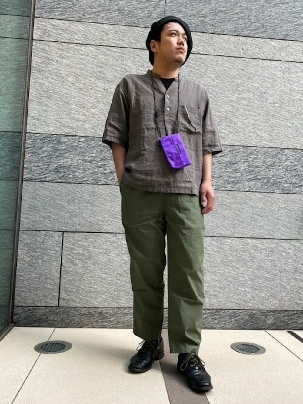 「大人カジュアル、シップス、休日スタイル、春夏コーデ、同色コーデ」｜「SHIPS anyのSHIPS any: オーガニックリネン プルオーバー 5分袖シャツ◇（シャツ/ブラウス、グレー系）」を使った、酒井さん（メンズ・174cm）の春コーディネートの1枚目の写真