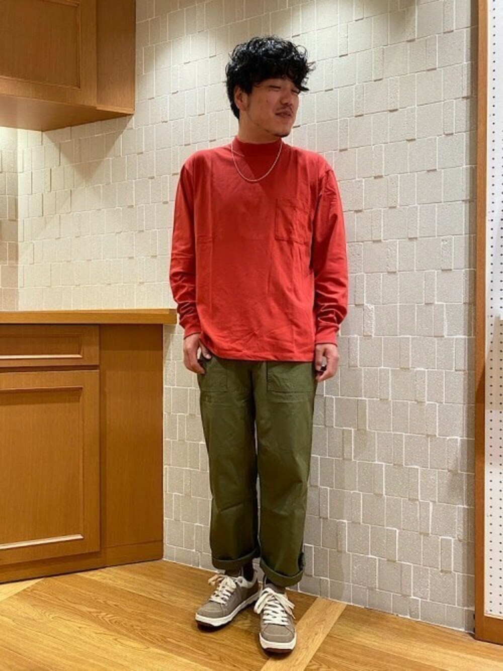「シップス、SHIPS、ベイカーパンツ、シップス(SHIPS)、差し色(オレンジ)、SHIPS any、シップスエニィ、shipsany」｜「SHIPS anyのSHIPS any:《抗菌防臭、制菌・消臭効果》Repur TRUE COTTON モックネック 長袖 Tシャツ（Tシャツ/カットソー、レッド系）」を使った、酒井さん（メンズ・174cm）の夏コーディネートの1枚目の写真