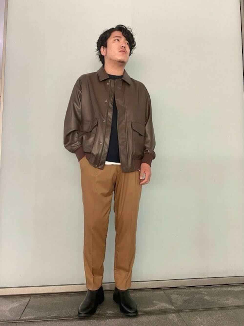 「レザージャケット、大人カジュアル、シップス、休日スタイル、シンプルコーデ、ジャケットスタイル、秋冬コーデ、きれいメンズ」｜「SHIPS anyのSHIPS any: アンクル テーパード ストレッチ ワンプリーツ パンツ◇（スラックス、イエロー系）」を使った、酒井さん（メンズ・174cm）の秋コーディネートの1枚目の写真