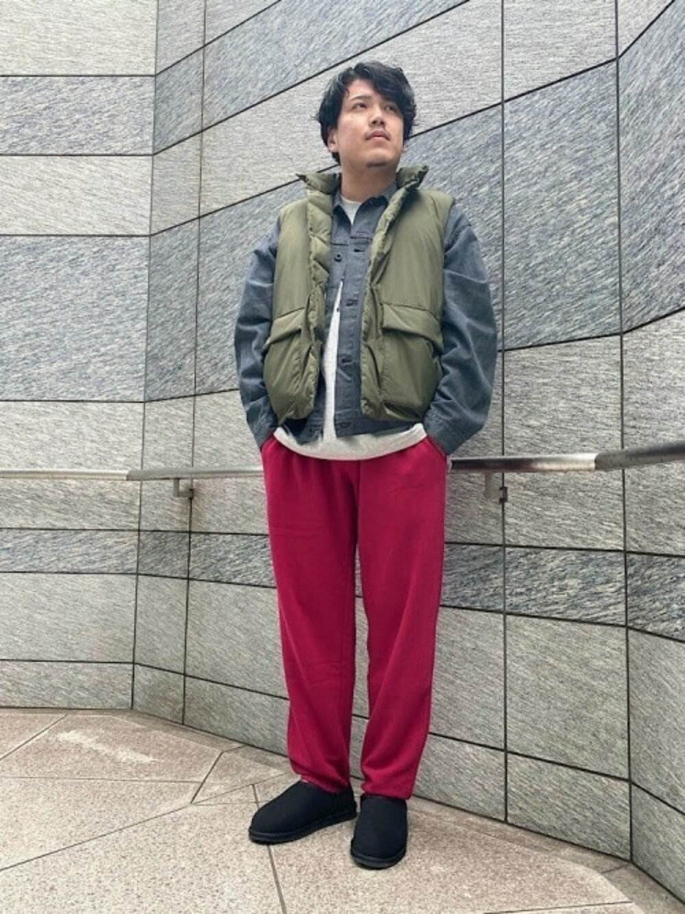 「ダウンベスト、大人カジュアル、シップス、SHIPS、リラックススタイル、秋冬コーデ、ワンマイルパンツ、TAION」｜「SHIPS anyのSHIPS any: anyDENIM オーガニック TRUE COTTON オーバーサイズ トラック デニムジャケット（デニムジャケット、グレー系）」を使った、酒井さん（メンズ・174cm）の秋コーディネートの1枚目の写真