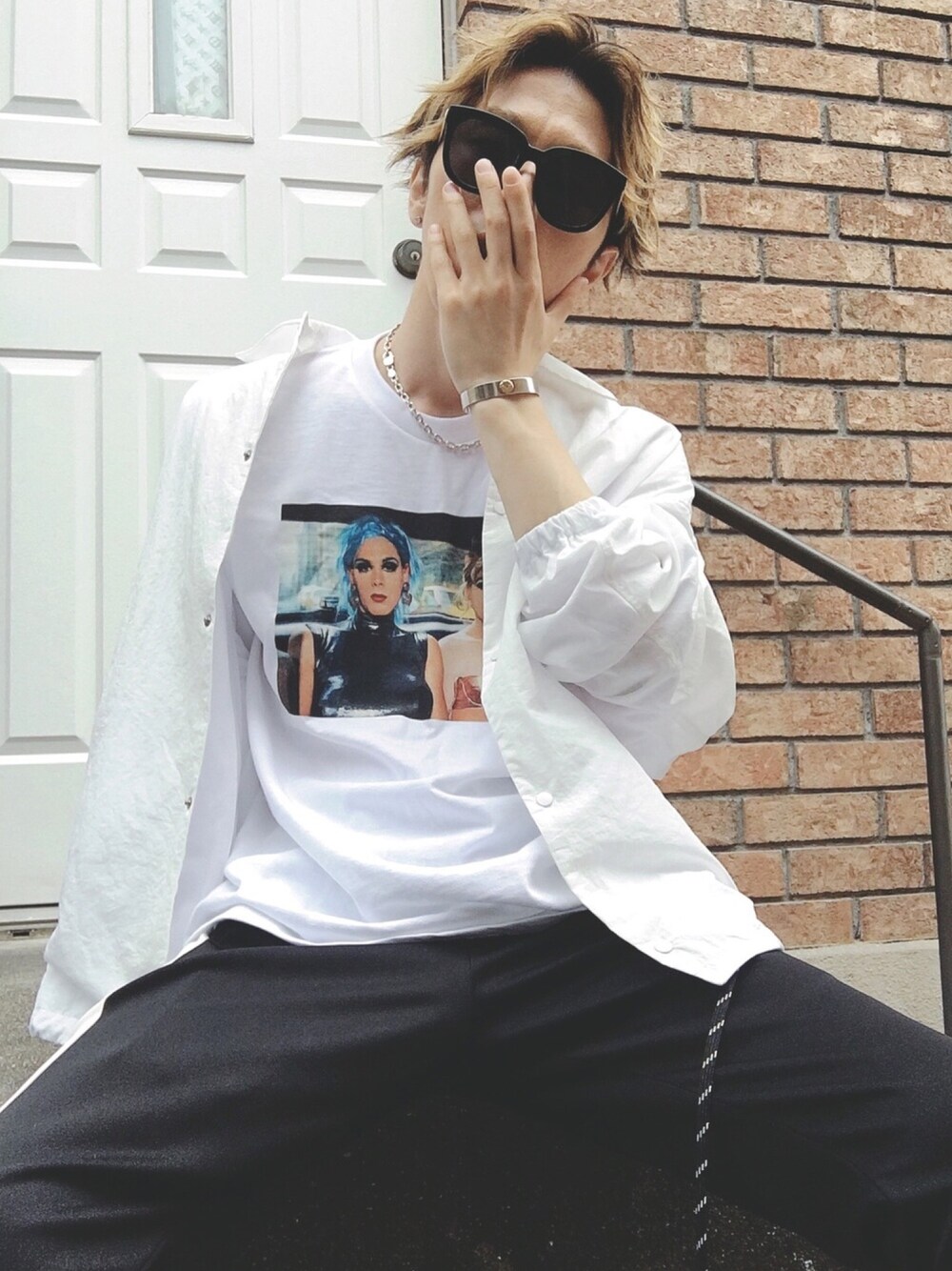 「夏コーデ、モノトーン、ストリート、supreme、バンズ、スニーカー、スポーティ、ナイロンジャケット、ビッグシルエット、シンプルコーデ」｜「Supreme のアイテム（Tシャツ/カットソー、ホワイト系）」を使った、モックニスタさん（メンズ・165cm）の春コーディネートの1枚目の写真