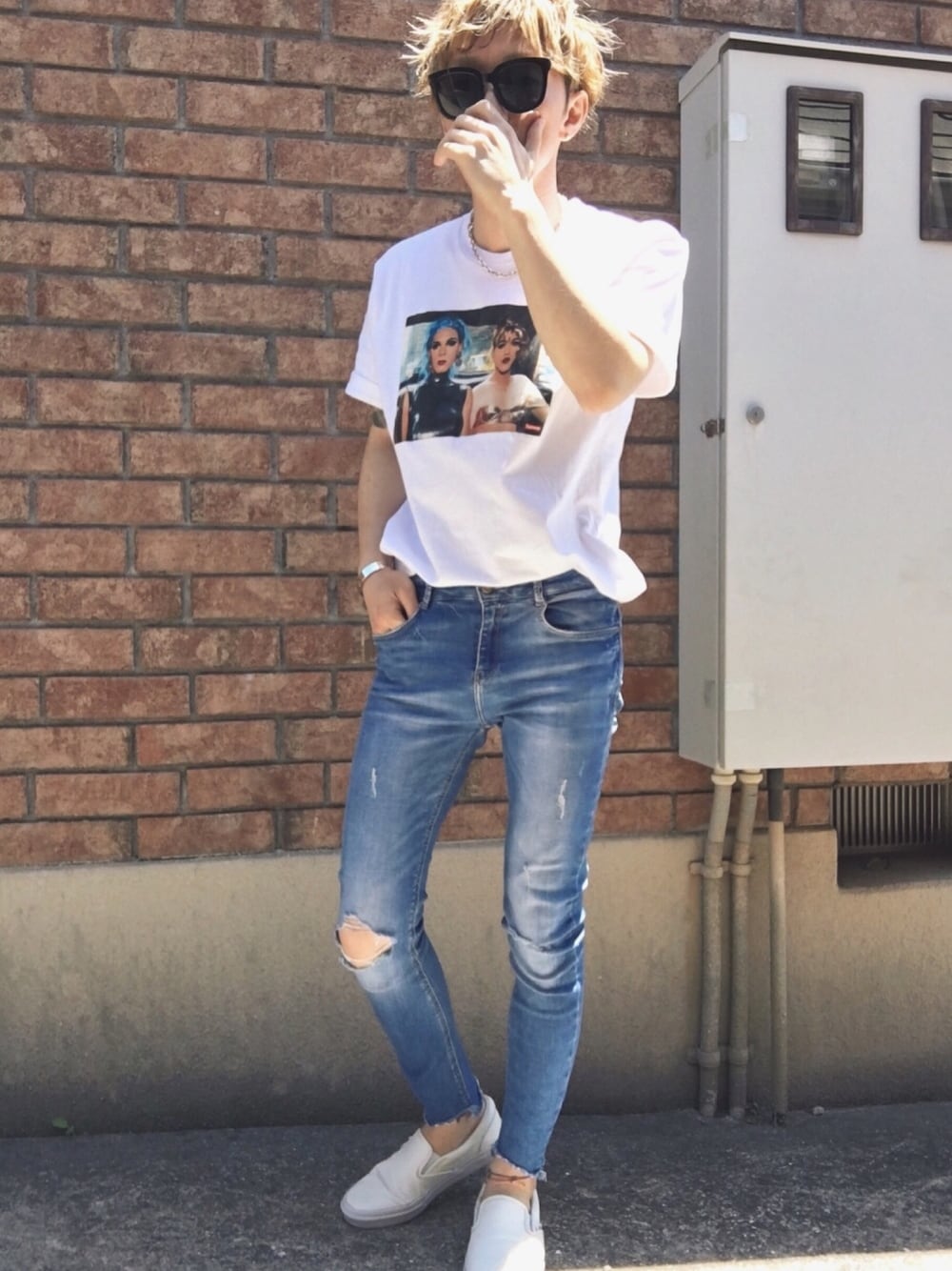 「シンプルコーデ、スキニーデニム、ザラ、白Tシャツ、スキニー、ストリート、シュプリーム、タックイン、プチプラ」｜「ZARAのアイテム（デニムパンツ、ブルー系）」を使った、モックニスタさん（メンズ・165cm）の春コーディネートの1枚目の写真