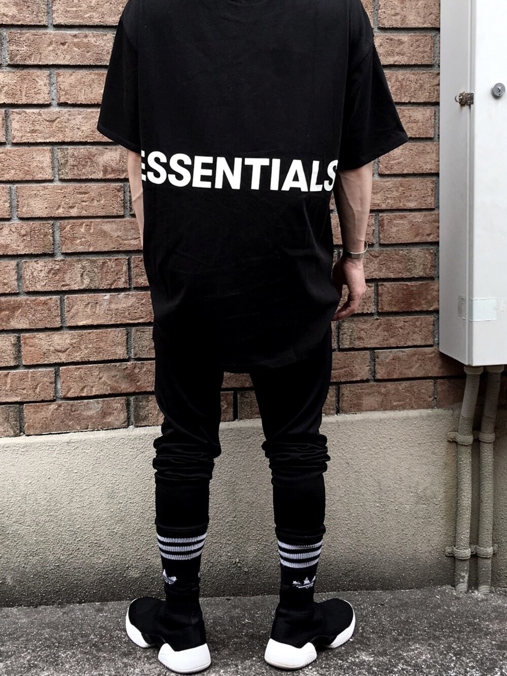 「ビッグT、モノトーンコーデ、ブラックコーデ、ブラック、スポーツミックス、アディダス、ソックス、streetstyle」｜「FREAK'S STOREのWEB限定 FOG ESSENTIALS/エフオージーエッセンシャルズ Boxy Graphic T-Shirts（Tシャツ/カットソー、ホワイト系）」を使った、モックニスタさん（メンズ・165cm）の夏コーディネートの1枚目の写真