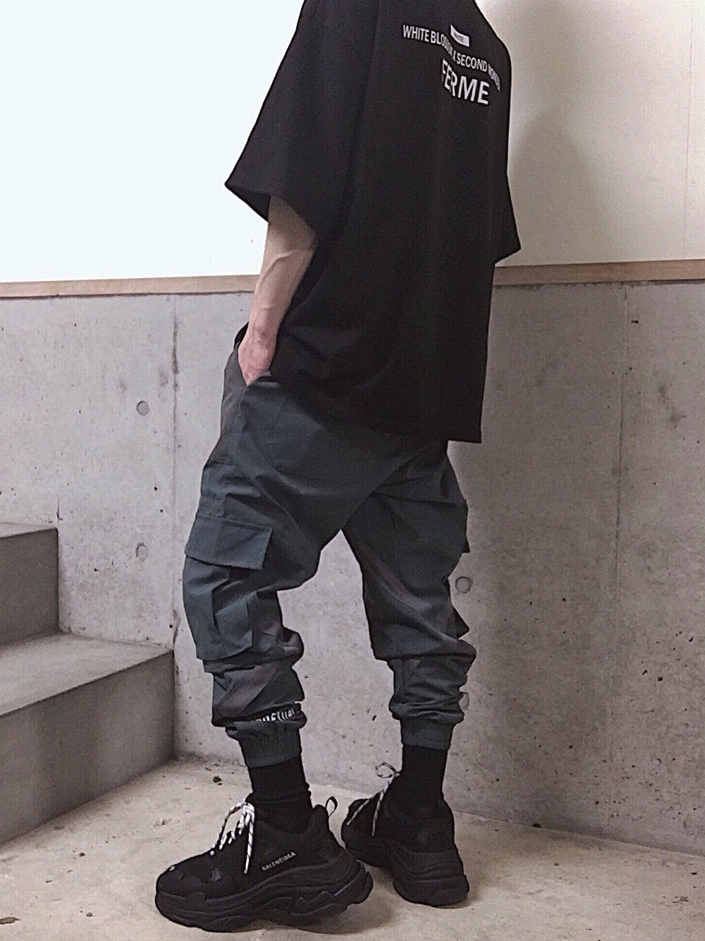 「ダッドスニーカー、streetstyle、韓国ファッション、バレンシアガ、トリプルS、春コーデ、シンプルコーデ、平成最後のWEARISTAセンバツ、モノトーン、ビッグシルエット」｜「BALENCIAGAのアイテム（スニーカー、ブラック系）」を使った、モックニスタさん（メンズ・165cm）の春コーディネートの1枚目の写真