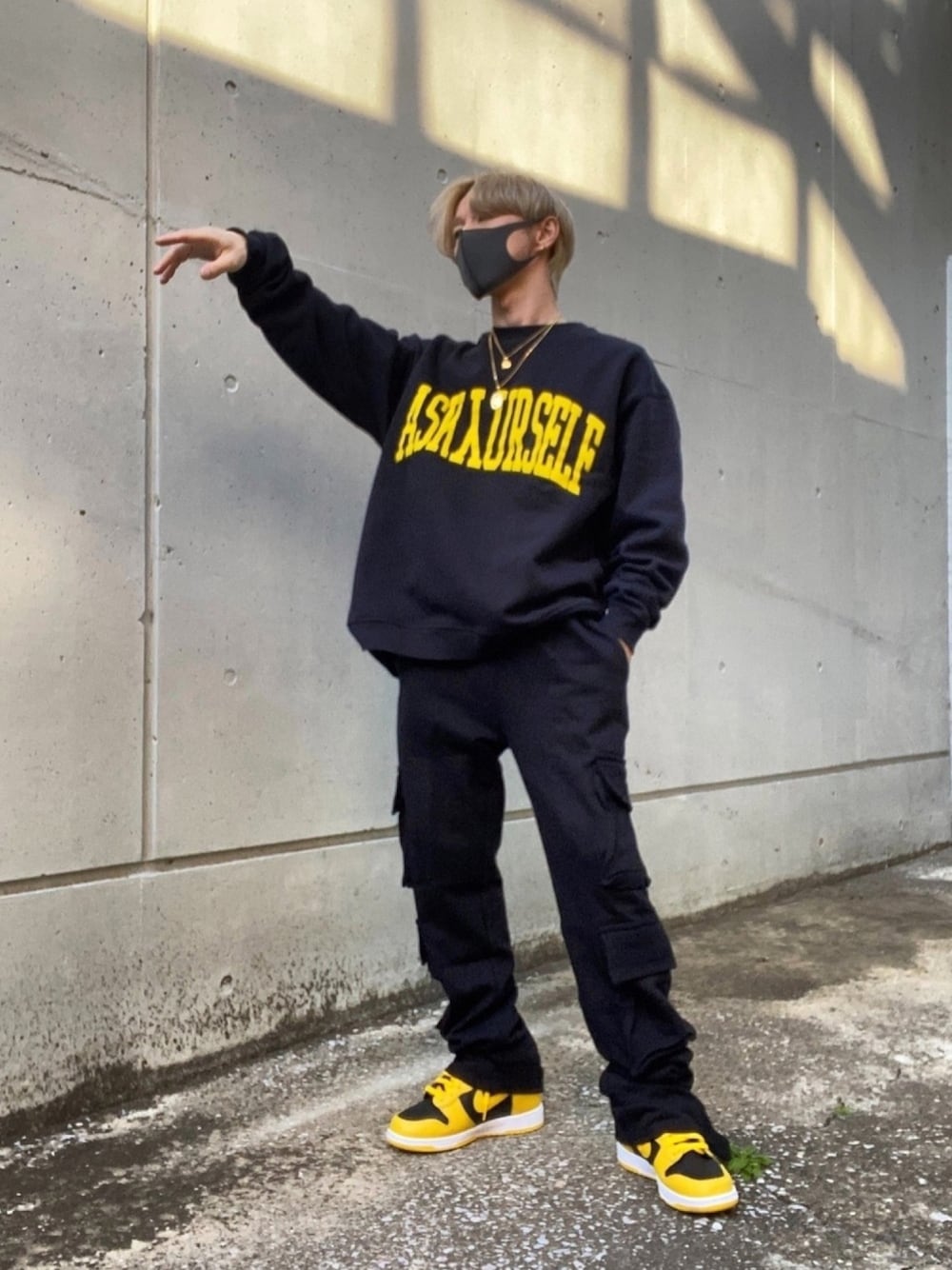 「nike dunk、mnml、オールブラック、カレッジスウェット、ストリートファッション、スウェットセットアップ、fog、ESSENTIALS、エッセンシャルズ、NIKE AIR FORCE」｜「mnmlのアイテム（カーゴパンツ、ブラック系）」を使った、モックニスタさん（メンズ・165cm）の冬コーディネートの1枚目の写真
