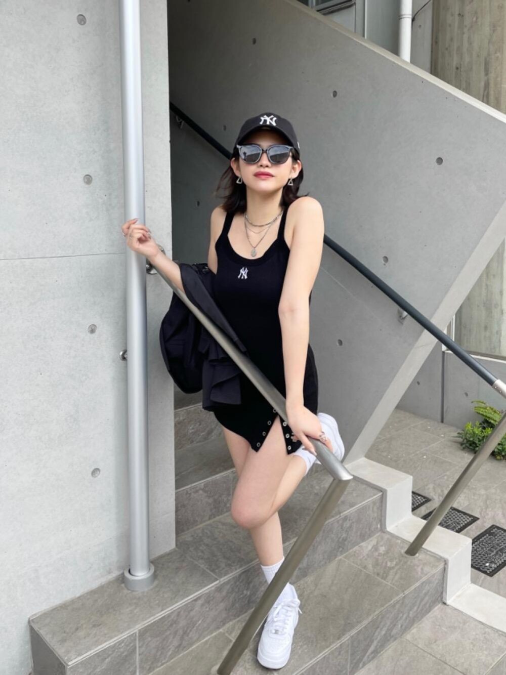 「スニーカー、ストリートコーデ、キャミワンピース、SPIRALGIRL、staffコーデ、ワンピース 、きゃみ、わんぴ、ストリート⁈」｜「BACK TO THE FIELDの【MLB】ワンポイントロゴ刺繍スリットキャミワンピース（ワンピース、ブラック系）」を使った、MIAKIさん（レディース・164cm）の夏コーディネートの1枚目の写真