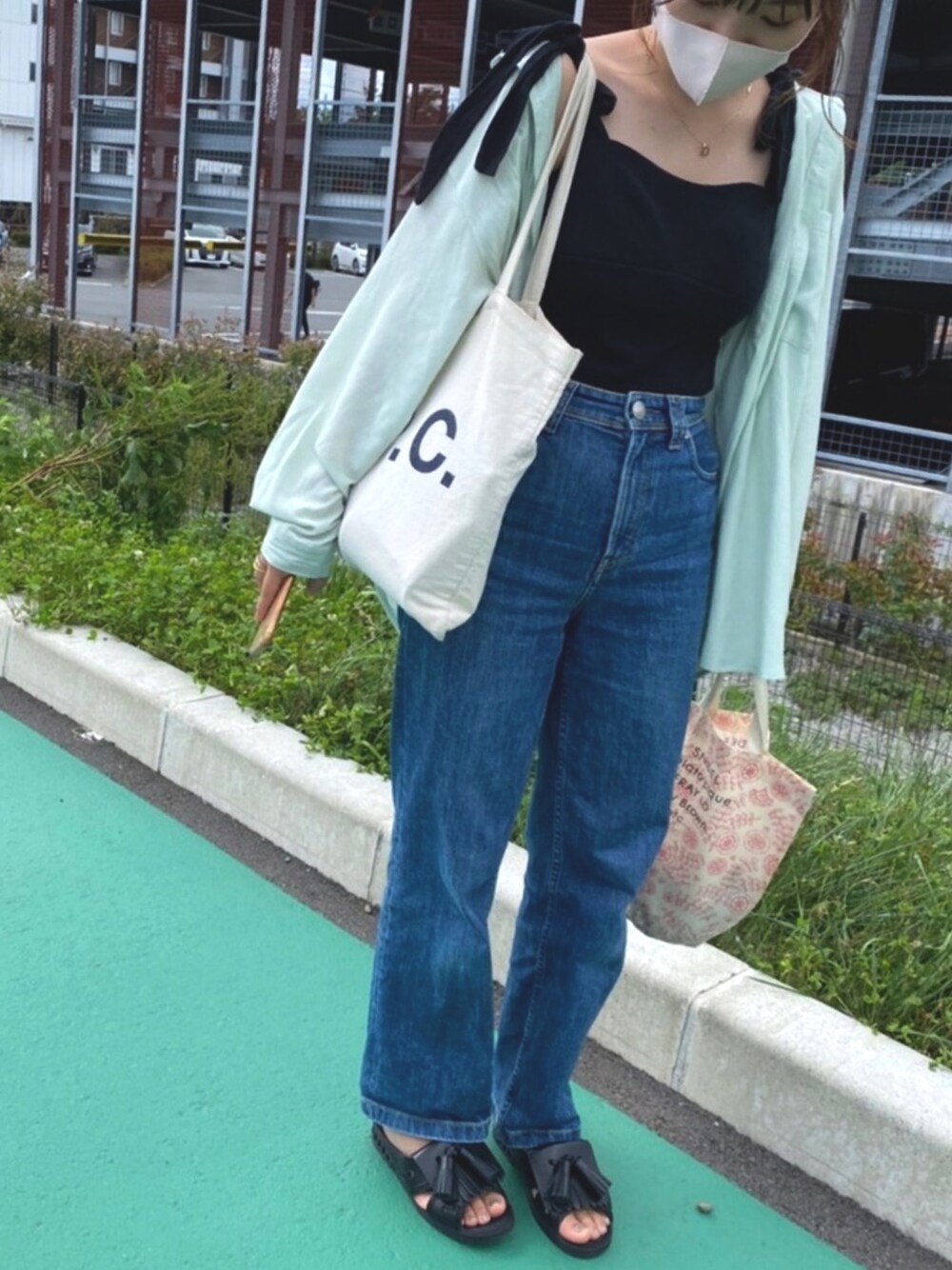 「休日スタイル、ラクチンコーデ、おしゃれさんと繋がりたい、デニムパンツ、ootd」｜「A.P.C.のアイテム（トートバッグ、ホワイト系）」を使った、naさん（レディース・157cm）の秋コーディネートの1枚目の写真