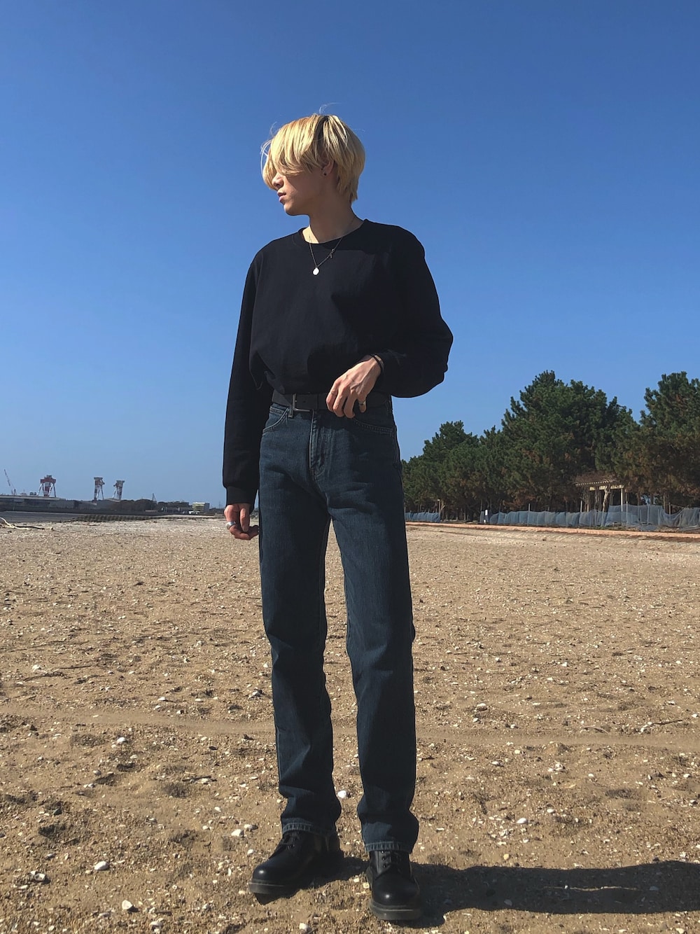 「おしゃれさんと繋がりたい、今日のコーデ、秋コーデ、きれいめカジュアル、黒、Dr.Martens、GU、semplice」｜「sempliceのアイテム（デニムパンツ、ブルー系）」を使った、慶城さん（メンズ・174cm）の秋コーディネートの1枚目の写真