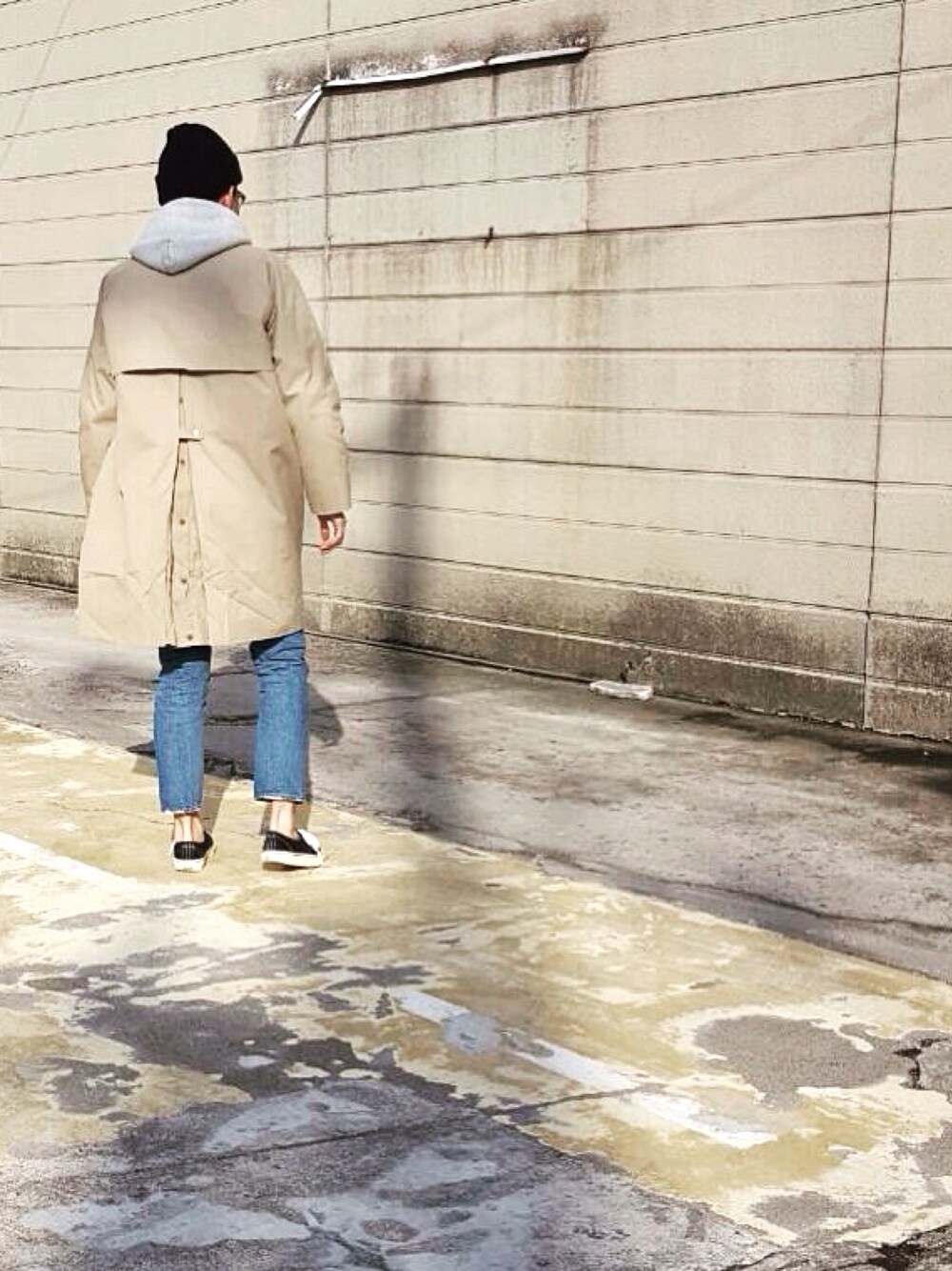 「休日スタイル、春コーデ、ラフ、デニム、パーカー、ステンカラーコート、ベージュコーデ、ダメージデニムパンツ」｜「YAECAのアイテム（ステンカラーコート、ベージュ系）」を使った、twiggy**さん（メンズ・181cm）の春コーディネートの1枚目の写真