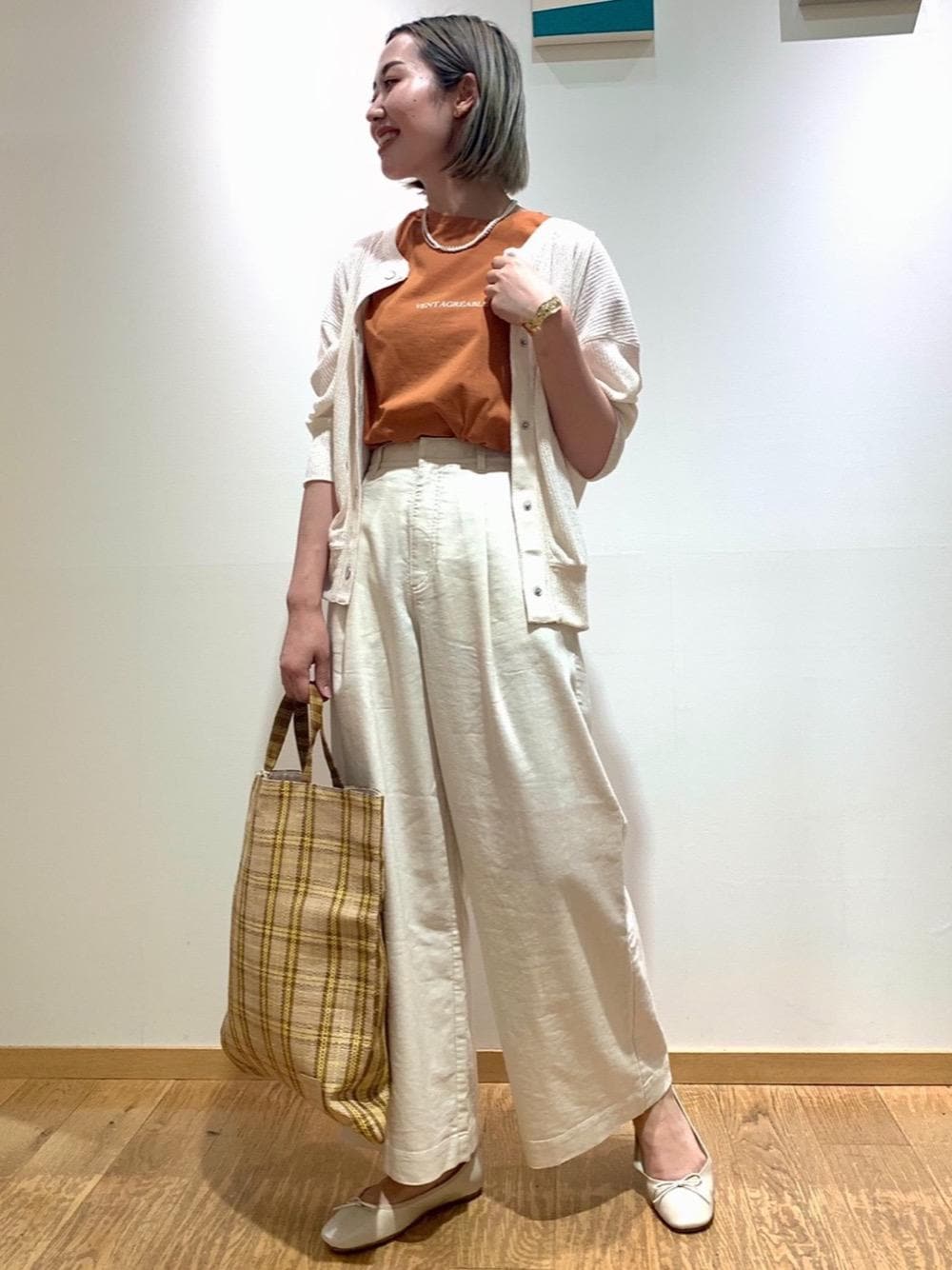 ホワイト系のその他パンツ、イエロー系のトートバッグ、オレンジ系のTシャツ/カットソーを着用したレディースの夏コーディネートの1枚目の写真