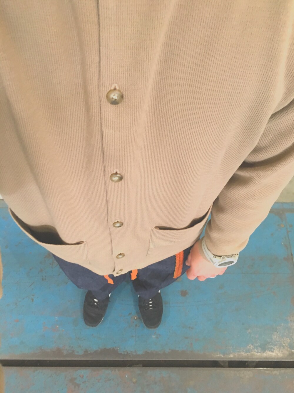 「シンプルコーデ、おしゃれさんと繋がりたい、大人コーデ、NIKE、スニーカー、ワイドパンツ、コーチジャケット、CASIO」｜「MYSELF ABAHOUSEのミラノリブコーチジャケット（ブルゾン、ベージュ系）」を使った、nkさん（メンズ・173cm）の冬コーディネートの1枚目の写真