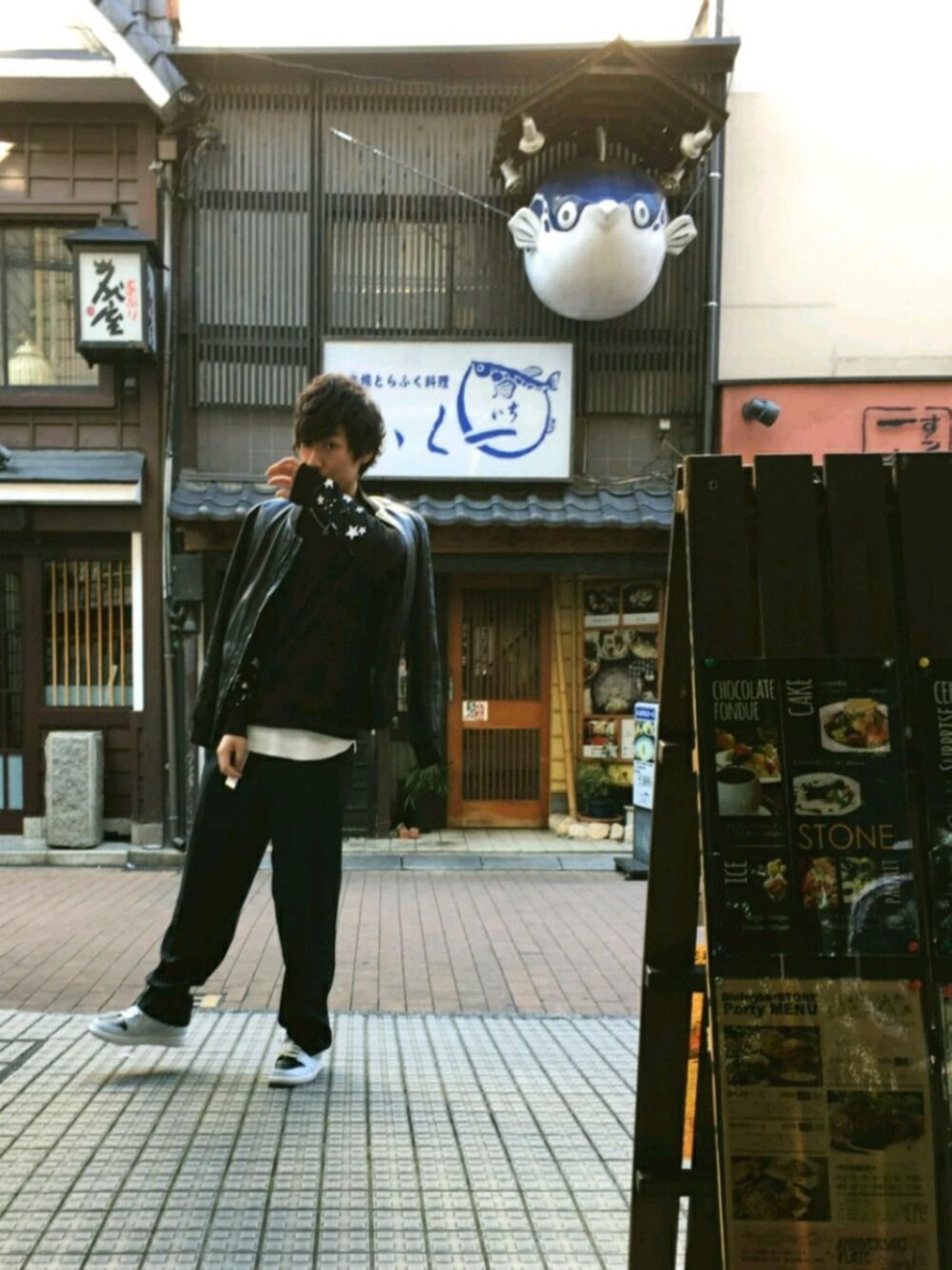 「ゆるコーデ、モノトーン、休日スタイル、スラックス、大学生」｜「GLOBAL WORKの【機能性素材】ワッフルロングタンク/709727（タンクトップ、ホワイト系）」を使った、たくみさん（メンズ・170cm）の冬コーディネートの1枚目の写真