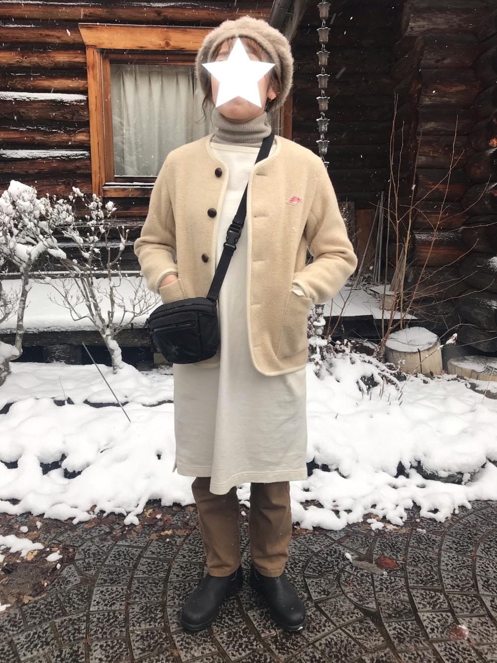 ベージュ系のノーカラージャケット、ブラック系のボディバッグ/ウエストポーチ、ホワイト系のワンピースを着用したレディースの冬コーディネートの1枚目の写真