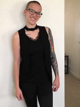 「Alo Yoga（アロヨガ）のアイテム（パンツ）」を使った、Ash Thomsさん（レディース・165cm）の春コーディネート