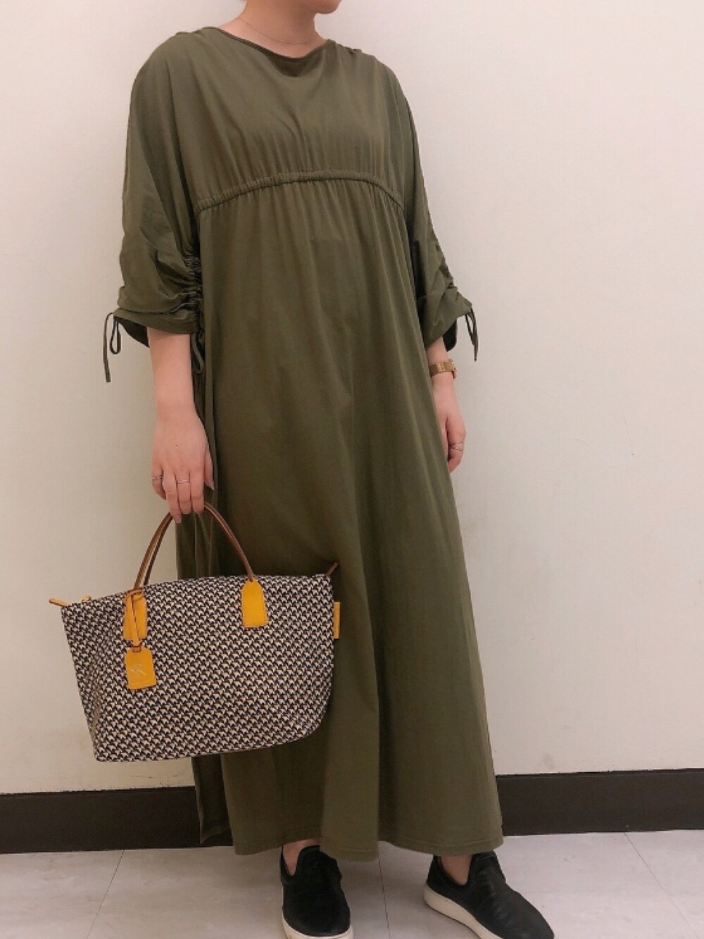 「マキシワンピース、khaki、おうちこーで、ビーセカンド(B'2nd)、ロベルタピエリ、トラッゾドンナ、TORAZZO DONNA」｜「Torrazzo DonnaのORRAZZO DONNA （トラッゾドンナ）マキシワンピース（ワンピース、グリーン系）」を使った、amiさん（レディース・160cm）の春コーディネートの1枚目の写真