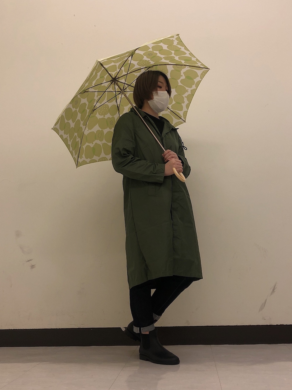 「レインブーツ、レインコート、梅雨コーデ、WPC、ビーセカンド(B'2nd)、ワールドパーティー」｜「Wpc.のw.p.c（ダブリュー・ピー・シー）ツイルチェスターコート（レインコート/ポンチョ、グリーン系）」を使った、amiさん（レディース・160cm）の夏コーディネートの1枚目の写真