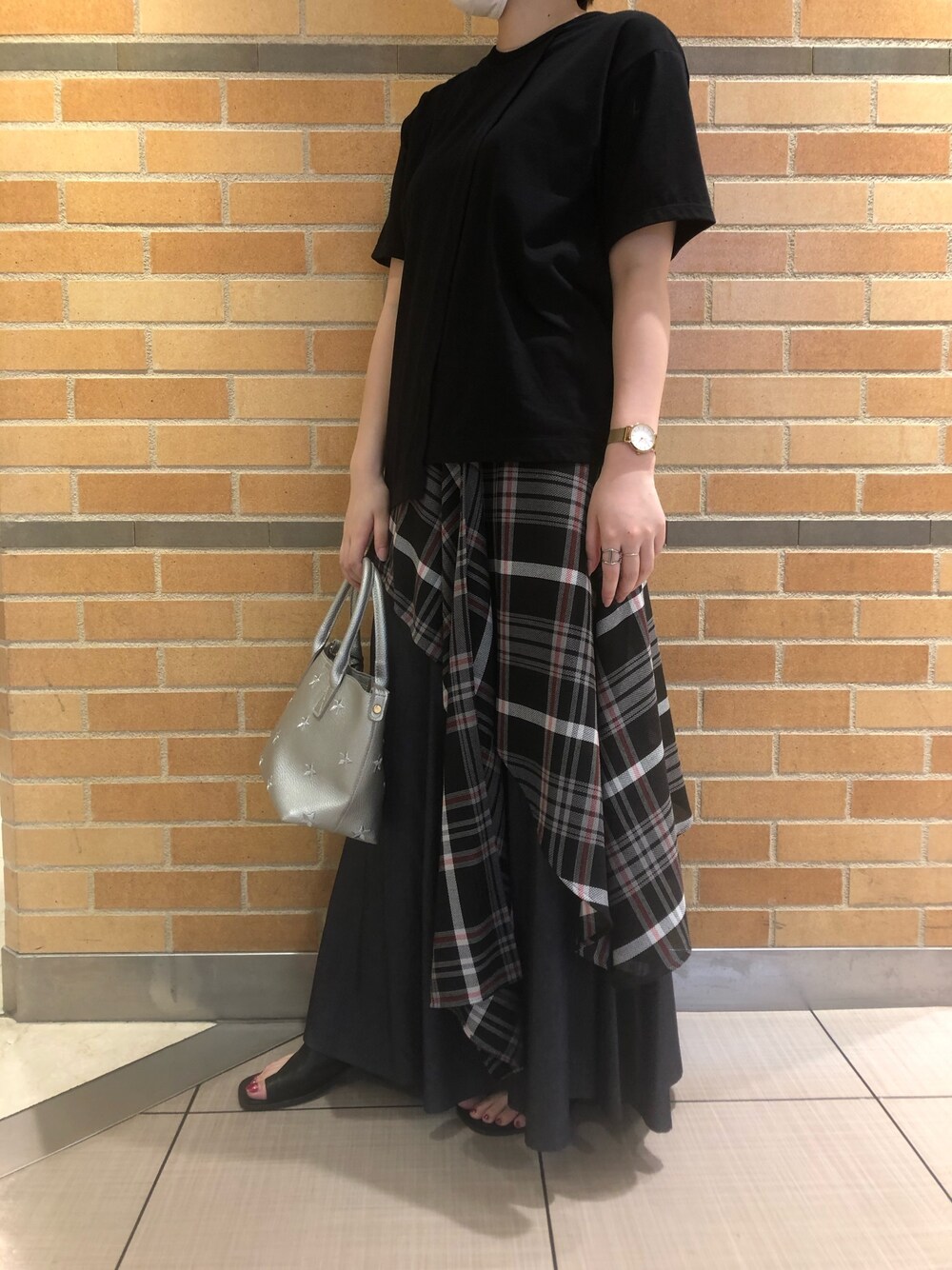 「エズミ、EZUMI、チェックスカート、コンビスカート、ドロイトベロ、droitbello、星刺繍バッグ、ビーセカンド(B'2nd)」｜「EZUMiのEZUMi（エズミ）別注ハーフラップSKT/スカート（スカート、ブラック系）」を使った、amiさん（レディース・160cm）の夏コーディネートの1枚目の写真