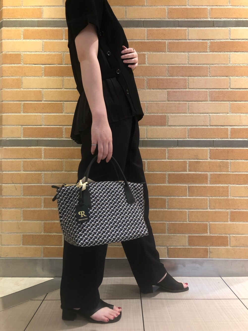 「エズミ、ラインパンツ、別注アイテム、バックプリーツ、ブラックコーデ、モードコーデ、ビーセカンド(B'2nd)」｜「EZUMiのEZUMi（エズミ）別注バックプリーツトップス（Tシャツ/カットソー、ブラック系）」を使った、amiさん（レディース・160cm）の夏コーディネートの1枚目の写真
