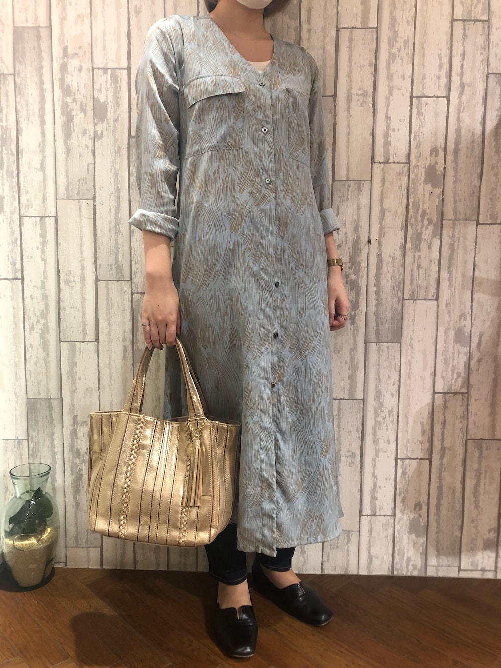 「ワンピース、シャツワンピ、サックスブルー、夏コーデ、ゴールド、バッグ、パッチワーク、ドロイトベロ、droitbello、ビーセカンド(B'2nd)」｜「DROIT BELLOのDROIT BELLO（ドロイトベロ）総柄ワンピース（ワンピース、ブルー系）」を使った、amiさん（レディース・160cm）の夏コーディネートの1枚目の写真