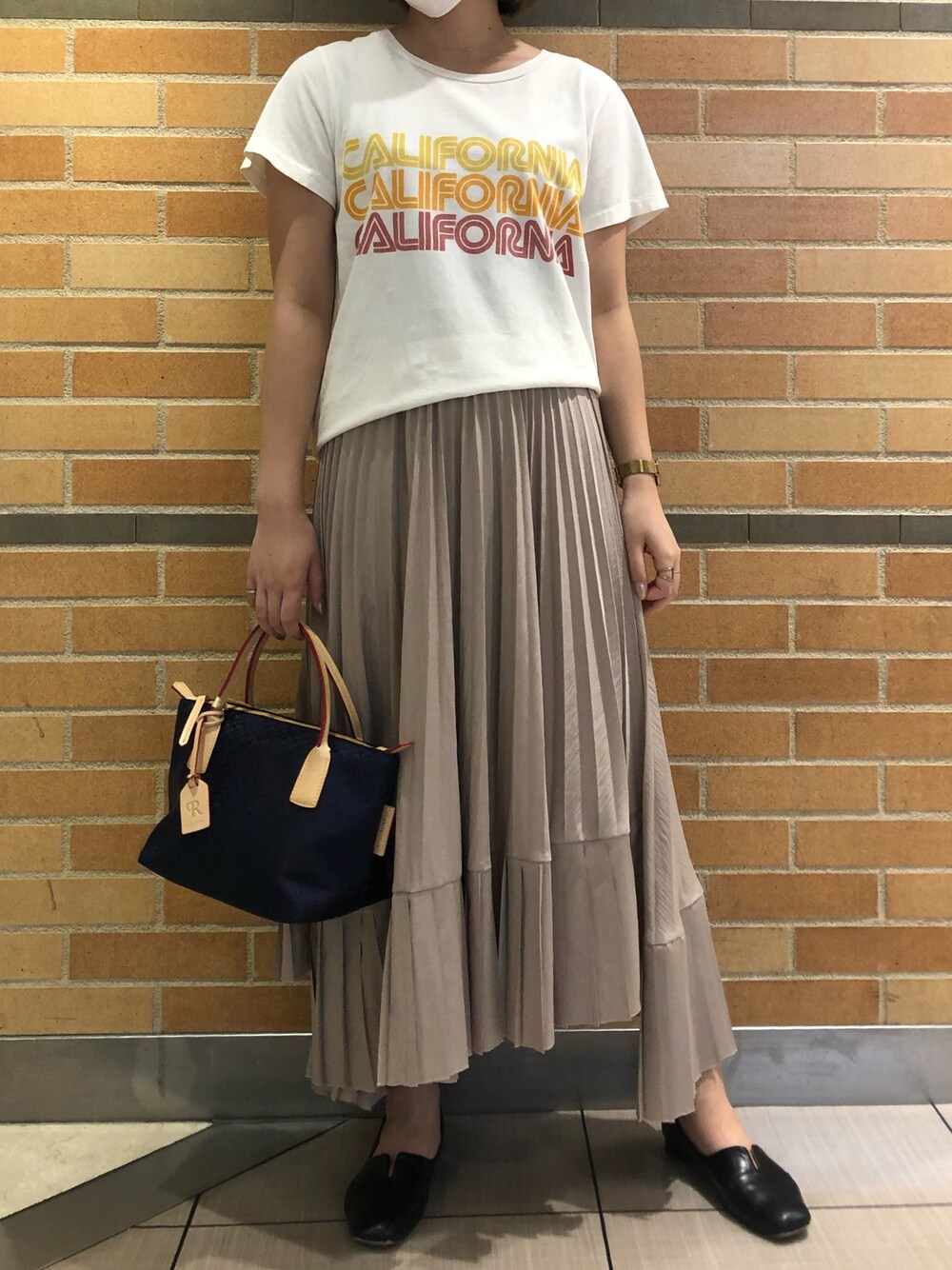 「レミレリーフ、別注、REMI RELIEF、プリントTシャツ、プリーツスカート、ベージュ、夏コーデ、ロベルタピエリ、ROBERTA PIERI、ビーセカンド(B'2nd)」｜「REMI RELIEFのREMI RELIEF（レミレリーフ）スペシャル加工Tシャツ(CALIFORNIA)（Tシャツ/カットソー、ホワイト系）」を使った、amiさん（レディース・160cm）の夏コーディネートの1枚目の写真